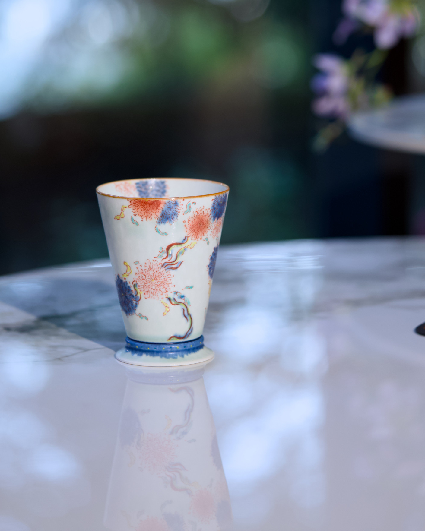 観花集｜景徳鎮手仕事「野に咲く花」芭菲グラス 300ml｜釉上彩・花柄｜日常の中国美学