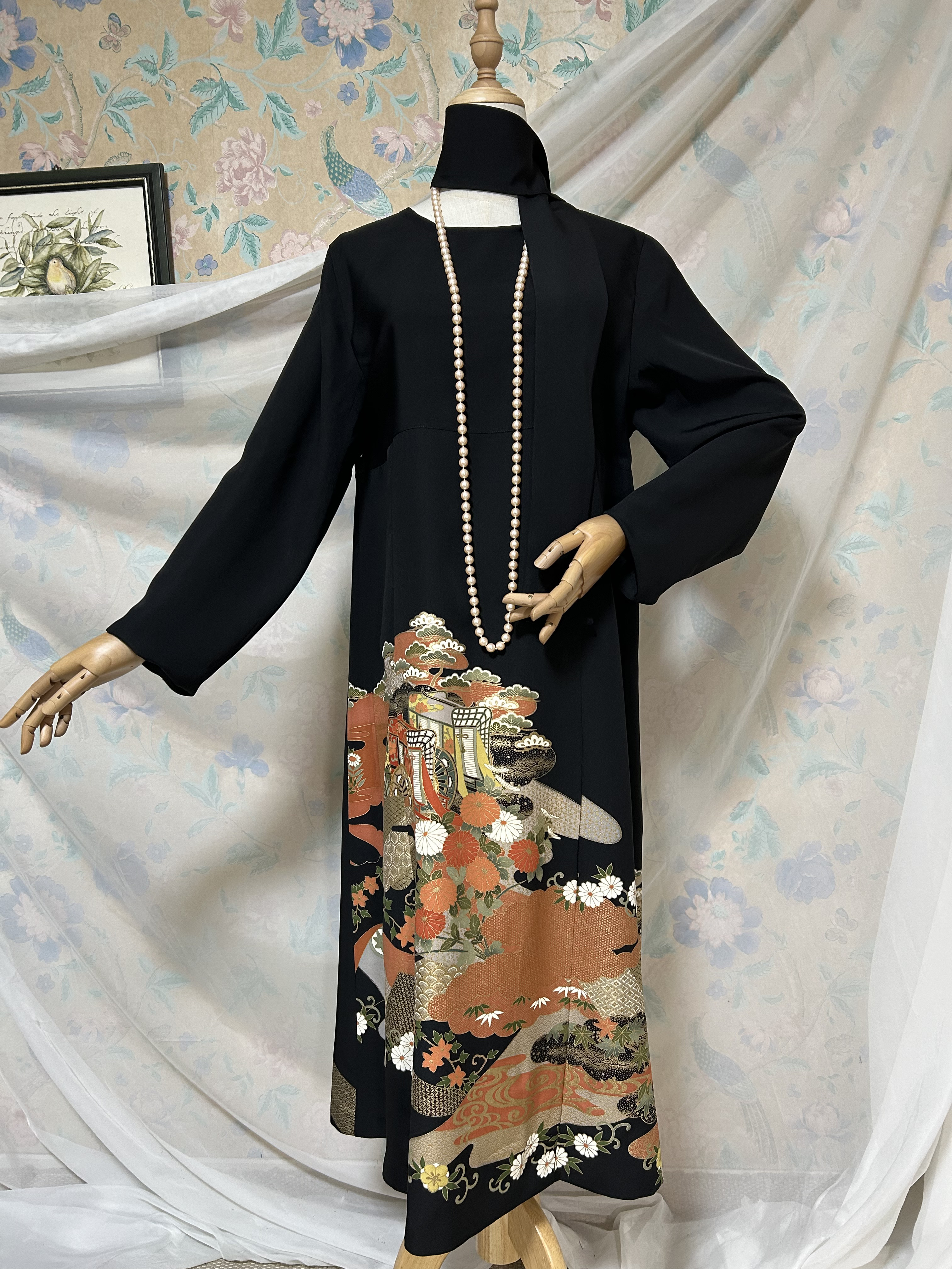 着物リメイク　Ｌ〜ＬＬサイズ　金彩　駒刺繍　友禅染め　黒留袖ドレス＆リボンベルト　長袖　ハンドメイド