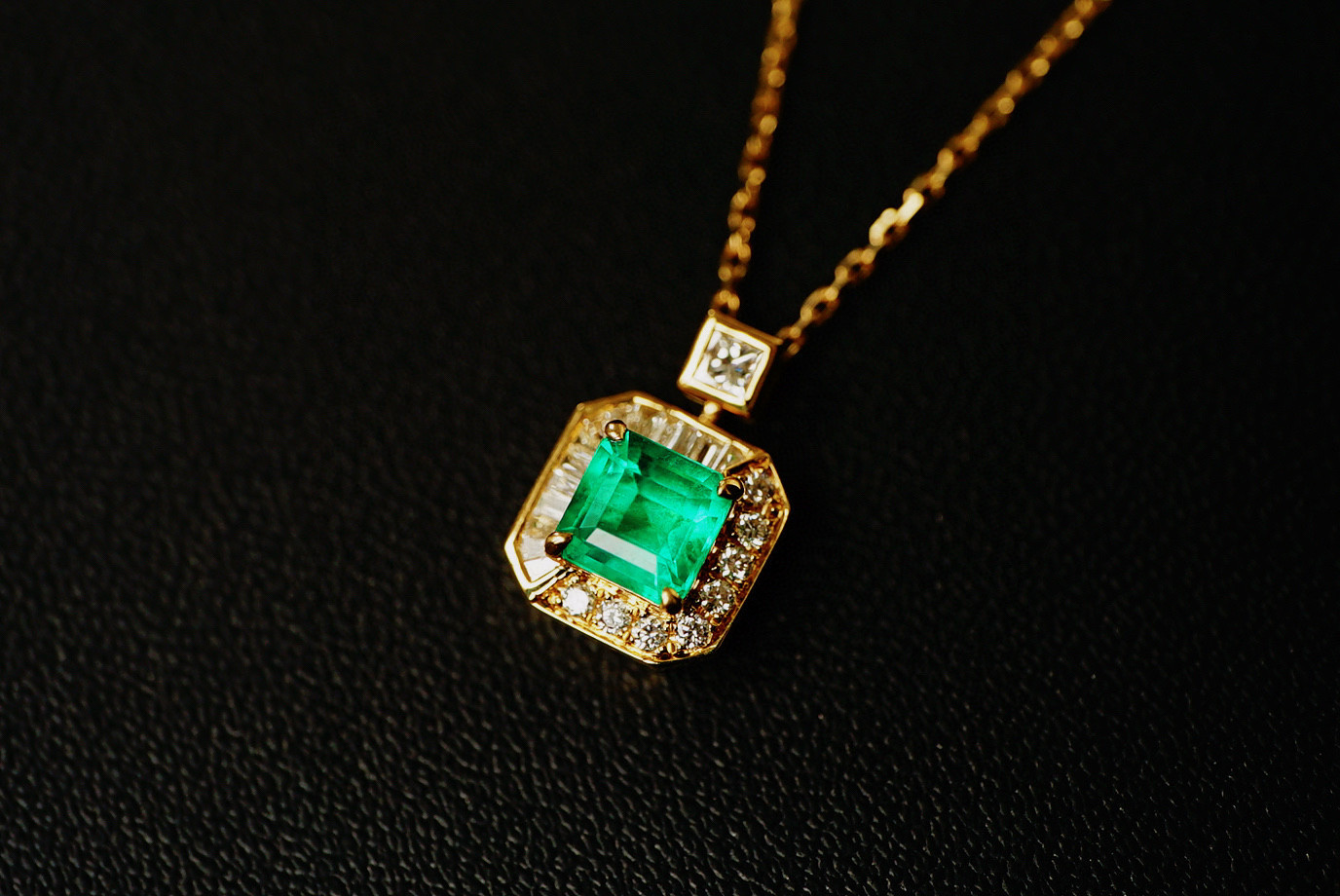 「定番」K18 天然エメラルド　春　並び無い　高貴　5月誕生石　夫婦愛　安定　ネックレス　0.67ct 天然ダイヤ 137,000円