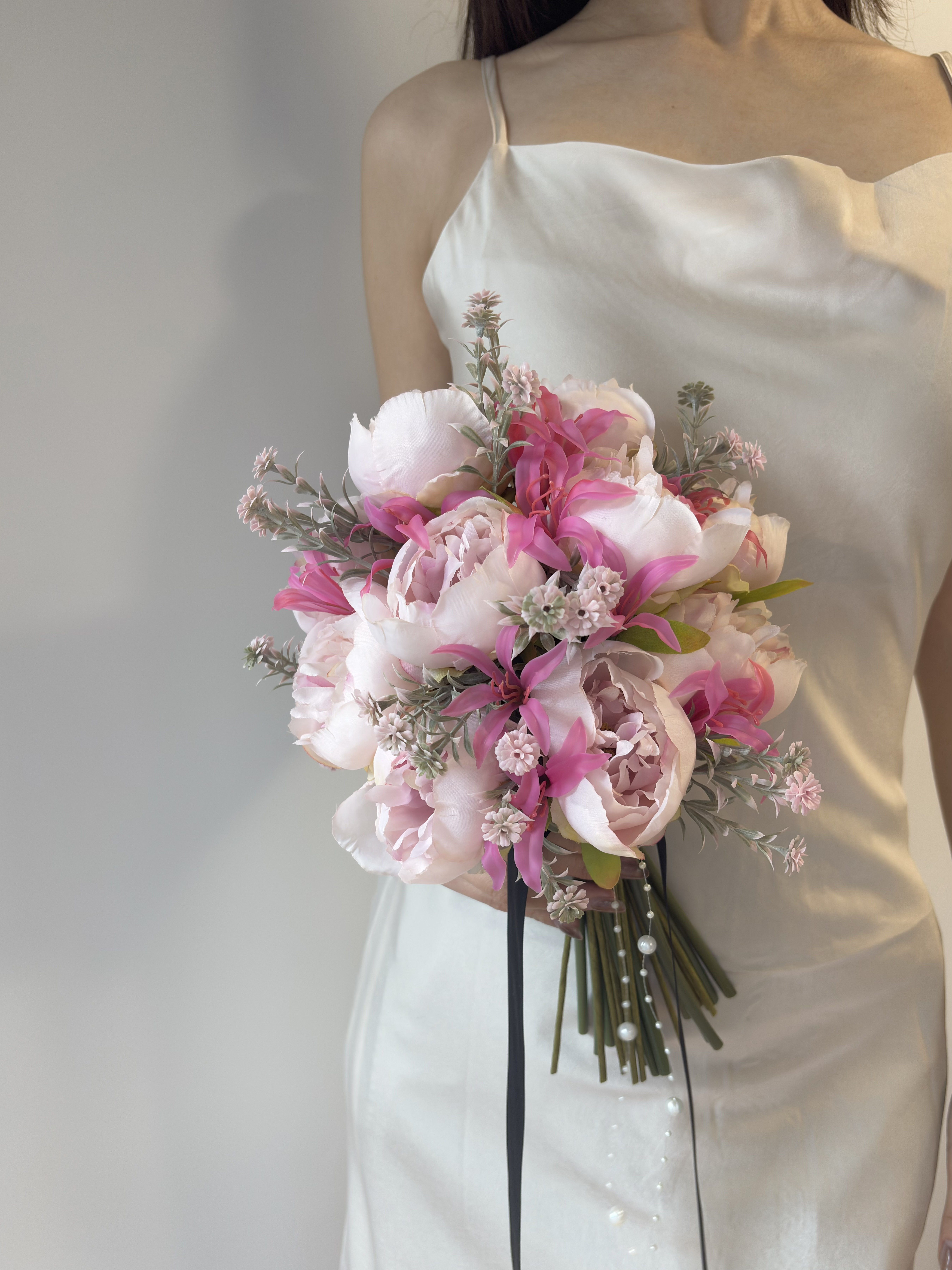 【ブートニア付】大人可愛いピンクローズブーケ（造花）｜前撮り・卒業式に