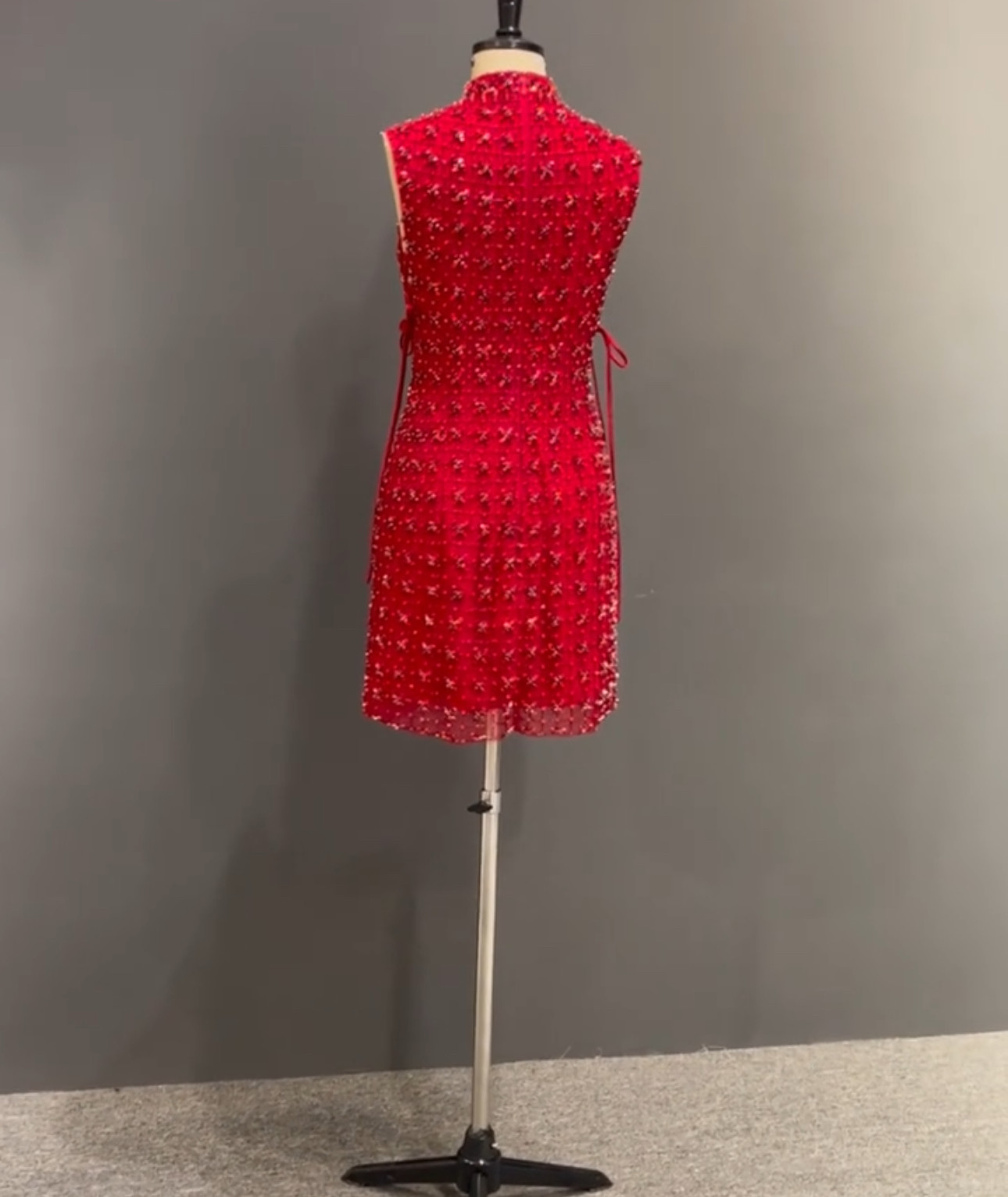 買わないと損　ミニドレス　レッド　カラードレス　袖無し　ファスナー　大人気　パーティードレス　成人式卒業式演奏会目立つ