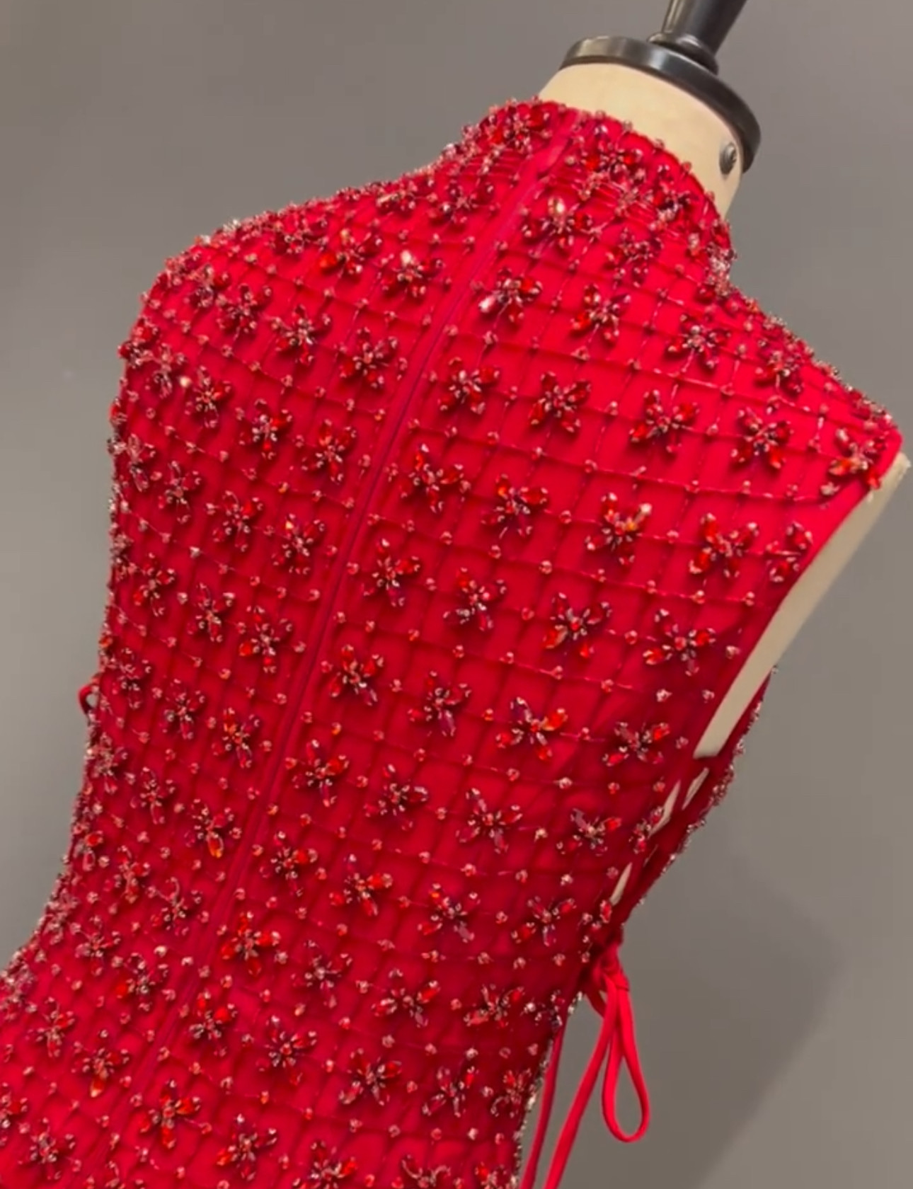 買わないと損　ミニドレス　レッド　カラードレス　袖無し　ファスナー　大人気　パーティードレス　成人式卒業式演奏会目立つ