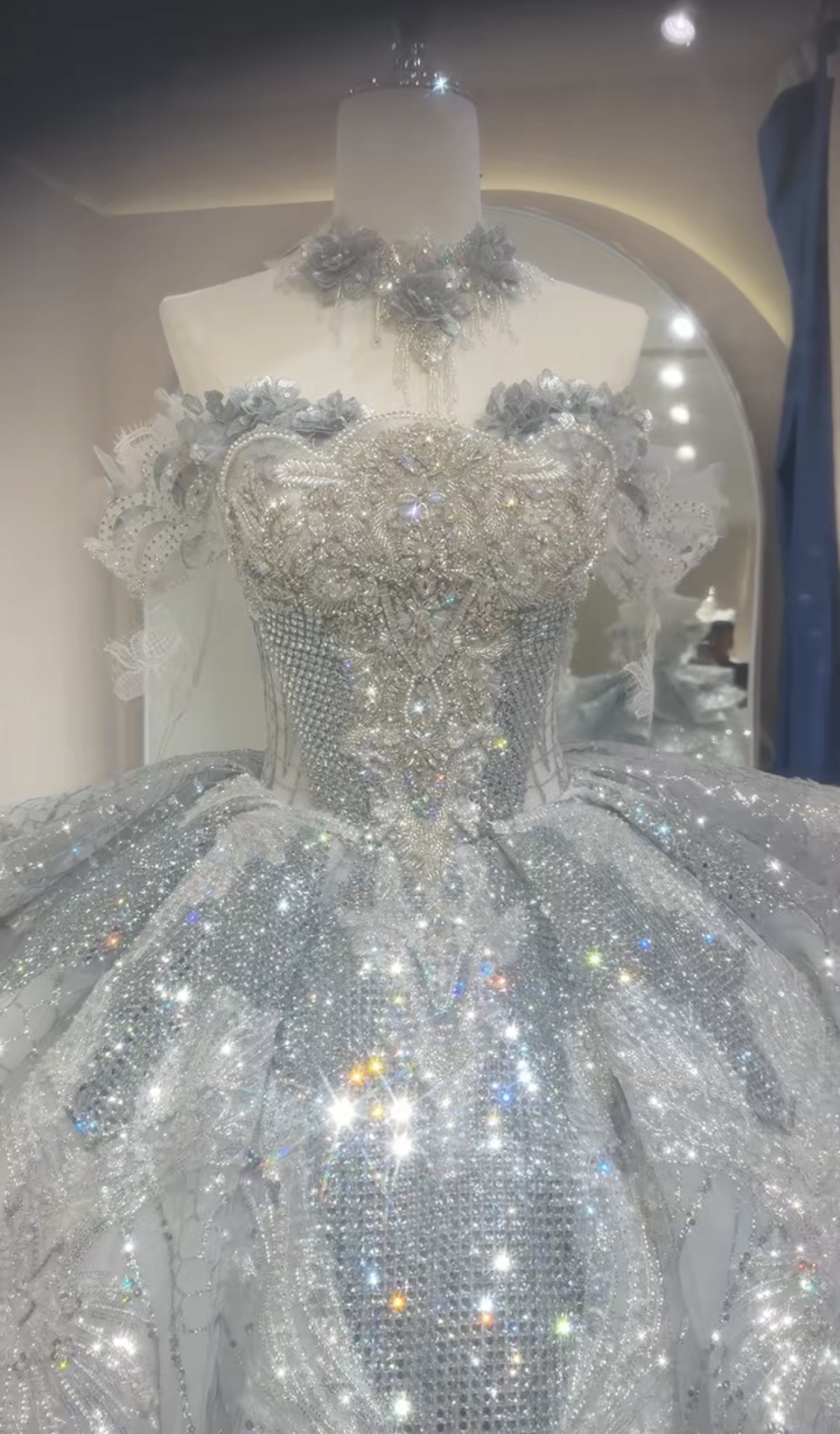 買わないと損　オフショルダー　ウェディング海外挙式　ブルーグレー　キラキラ　ラッフルスカート　人気上昇中　長袖ブライダル