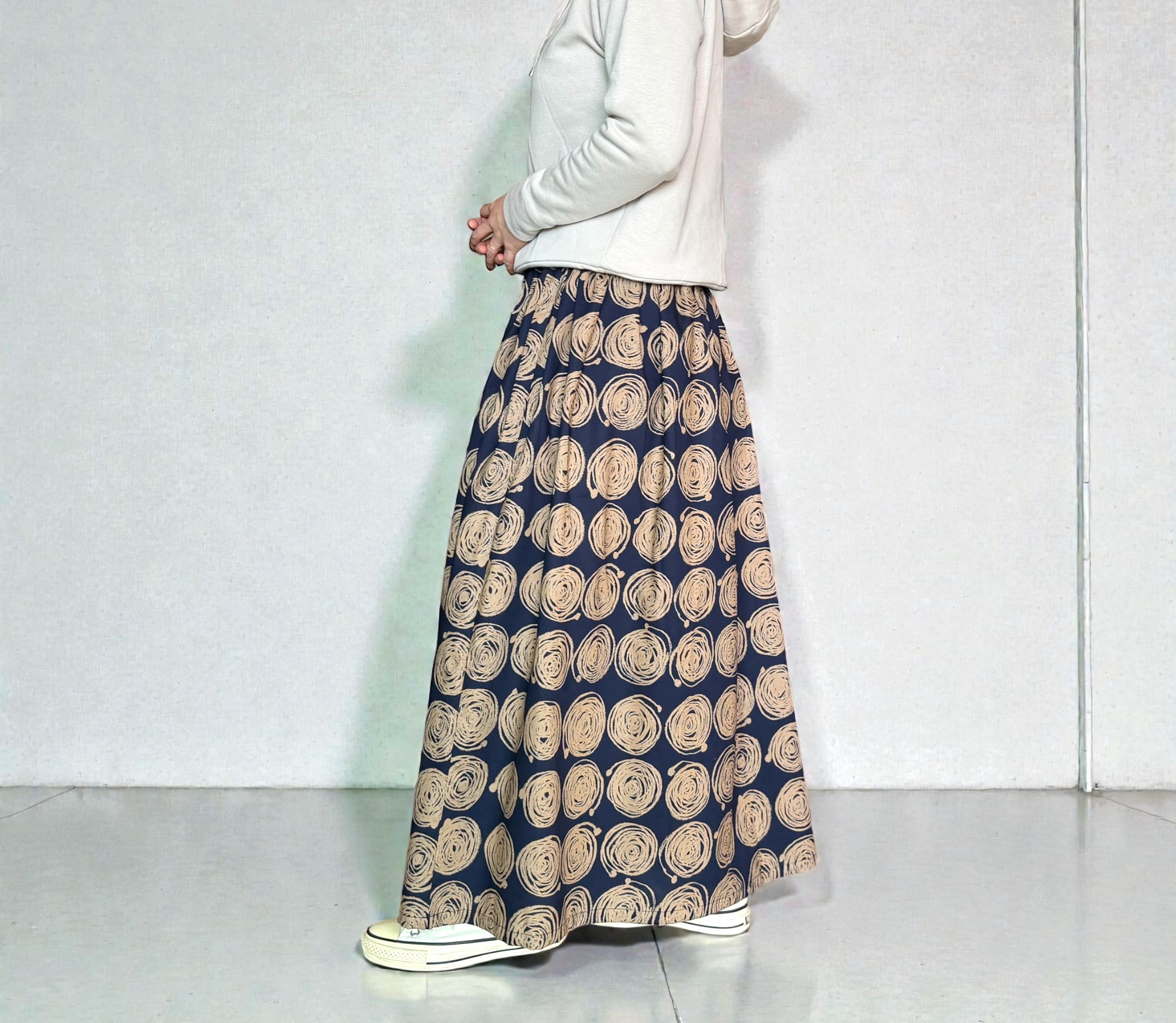 春の新作♪ぐるぐる手書き風サークルドットの北欧ギャザースカート　ネイビー