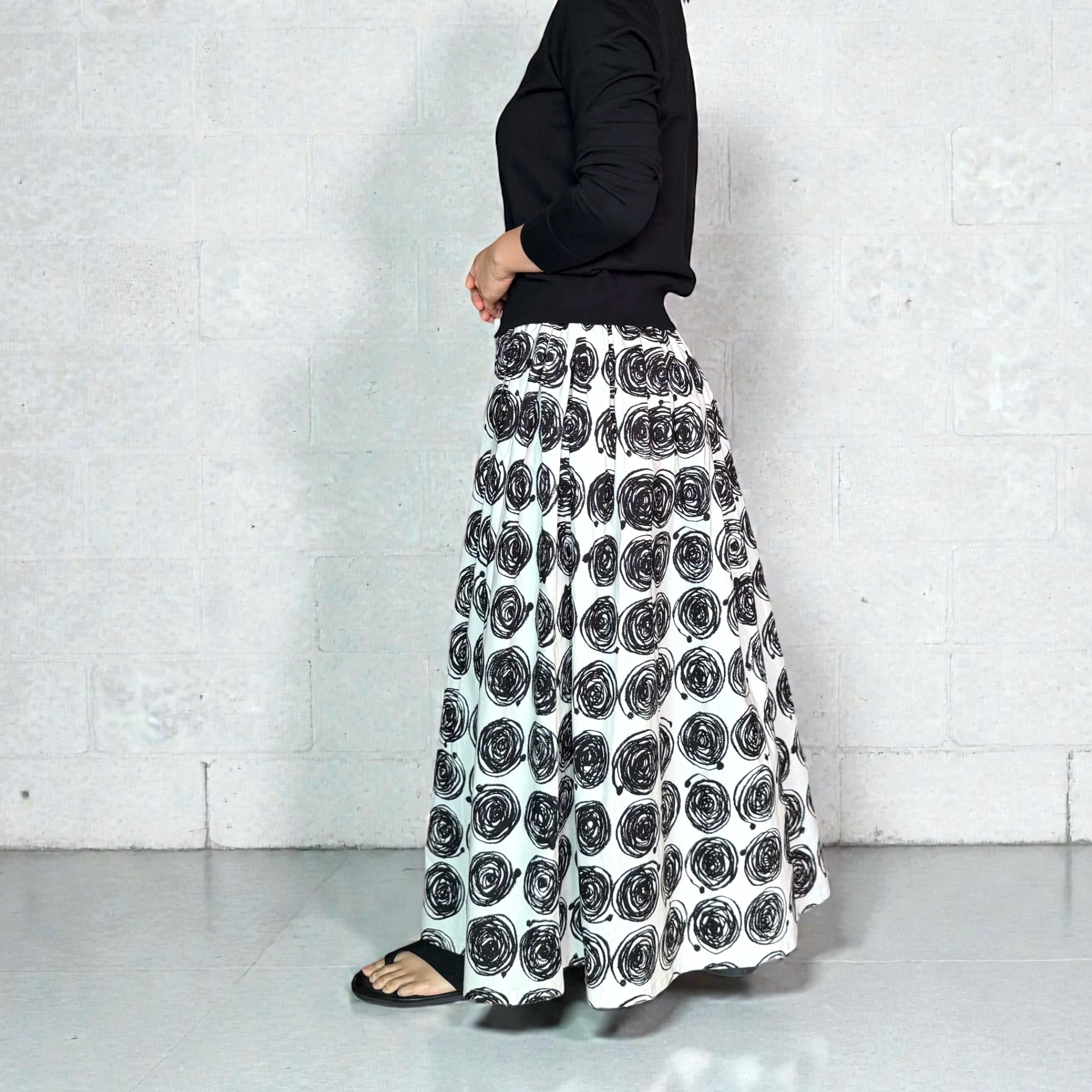 春の新作♪ ぐるぐる手書き風サークルドットの北欧ギャザースカート　　ホワイト