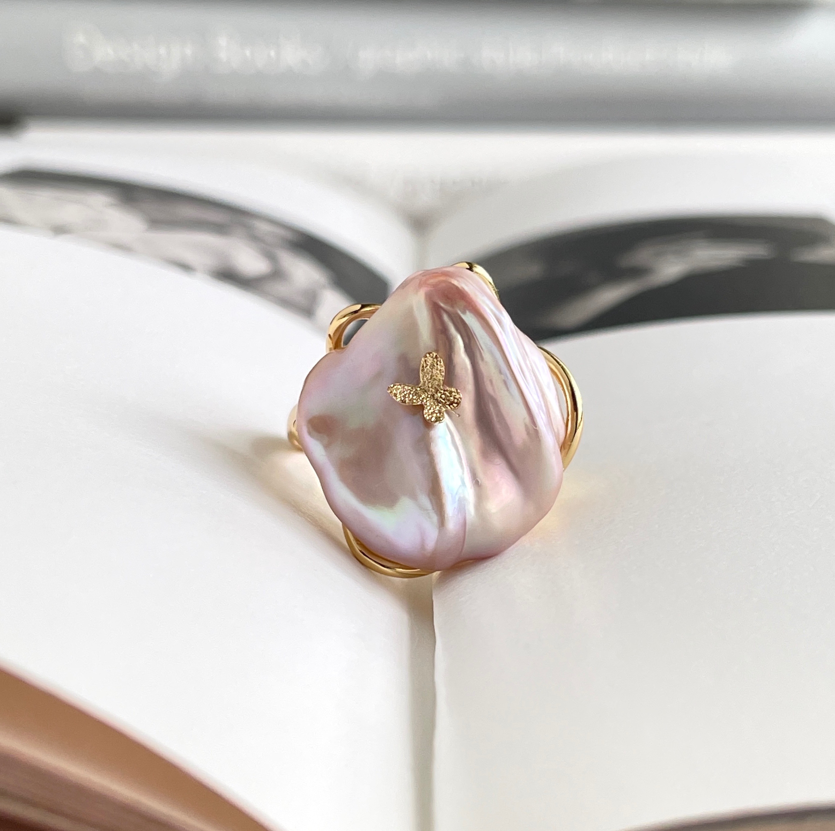 モーブカラー バタフライ付き バロック 大粒ケシパールリング 1点のみ