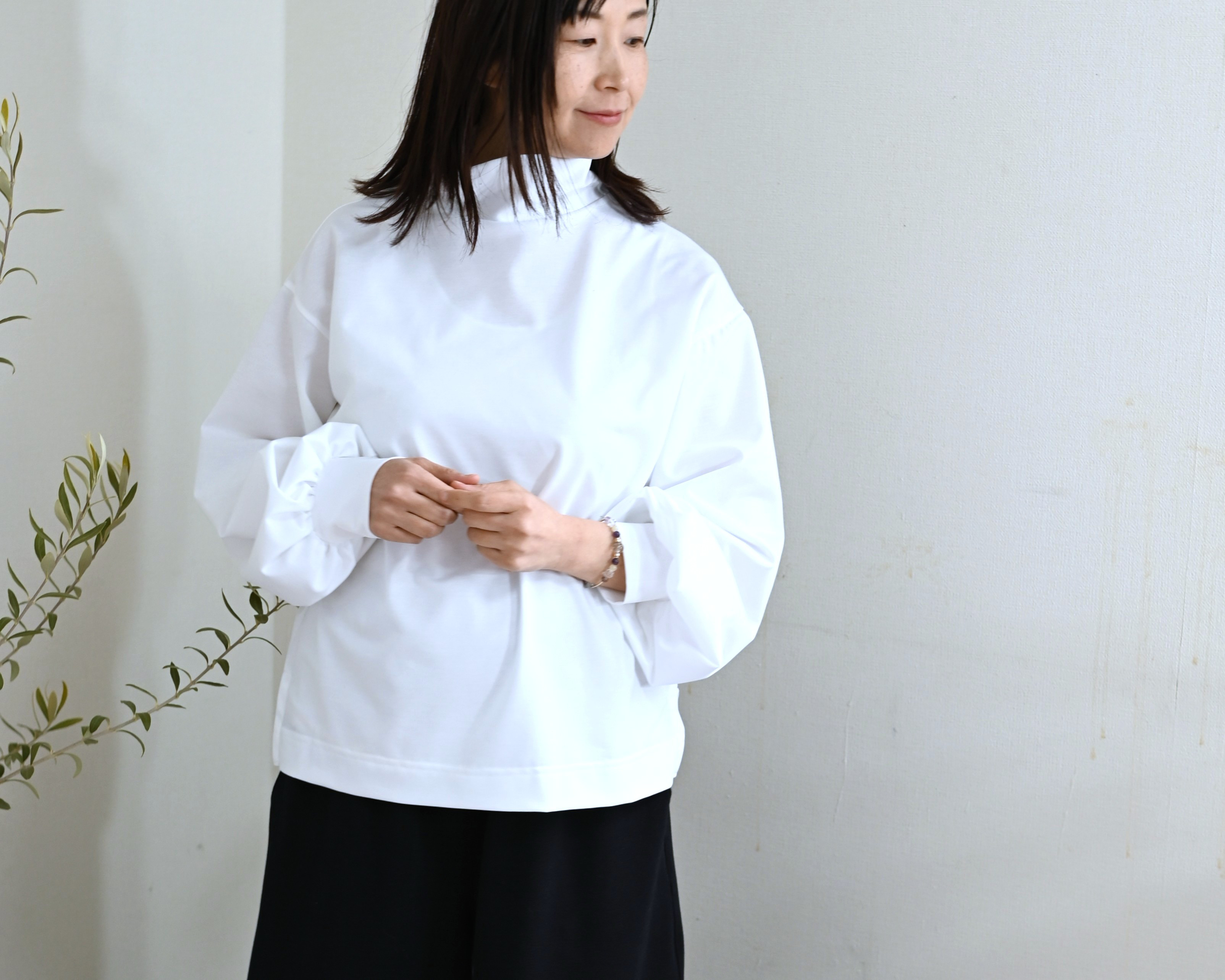 NEW：ハイネックバルーンスリーブカットソー