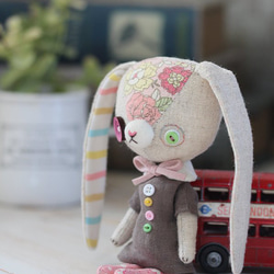 送料無料］ポンポン帽子のくまさんとちんまいうさぎブローチ