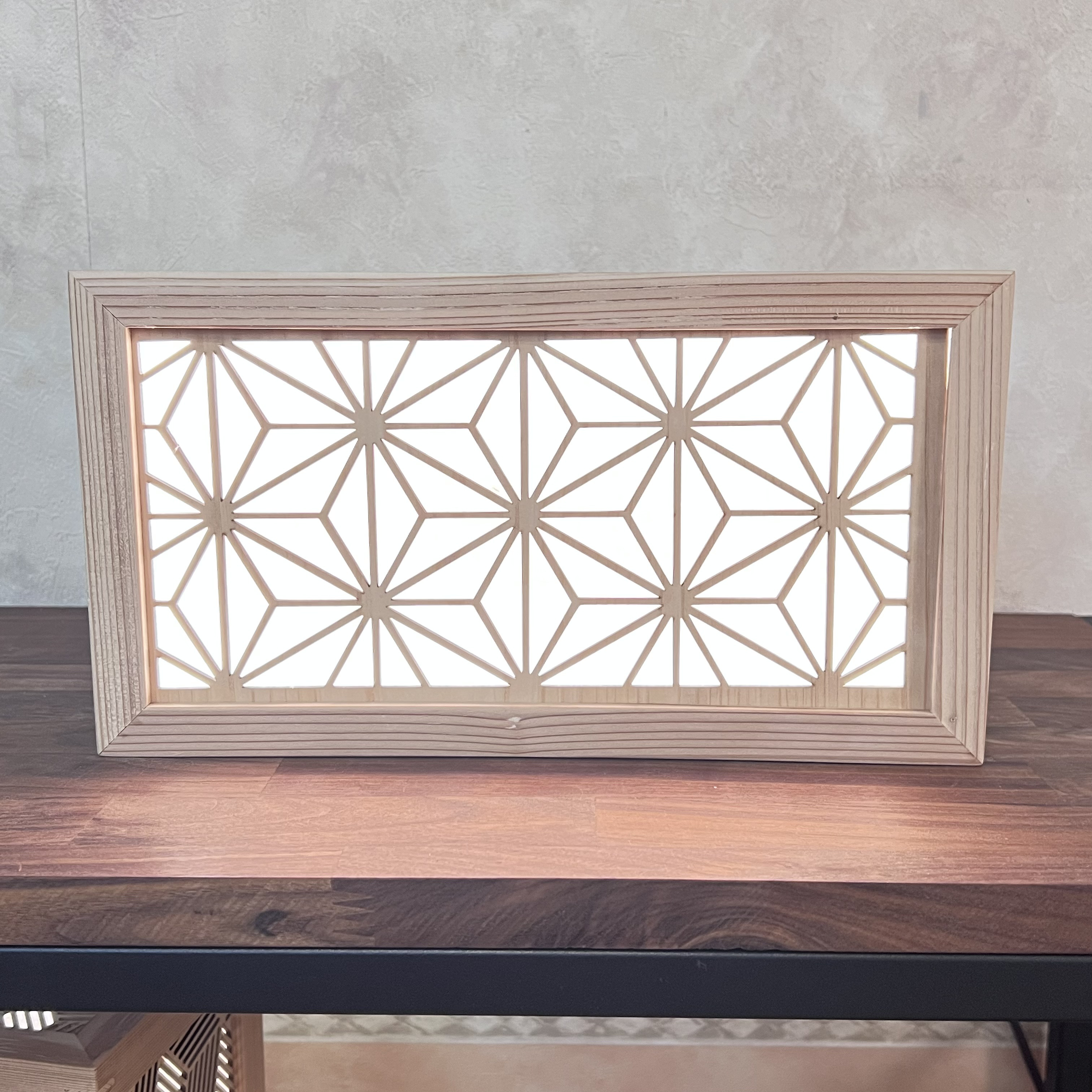 光と影が織りなす癒やしの灯り｜レーザー組子照明「ルミナス」｜壁掛け・置き型兼用｜間接照明　中　麻柄タイプ