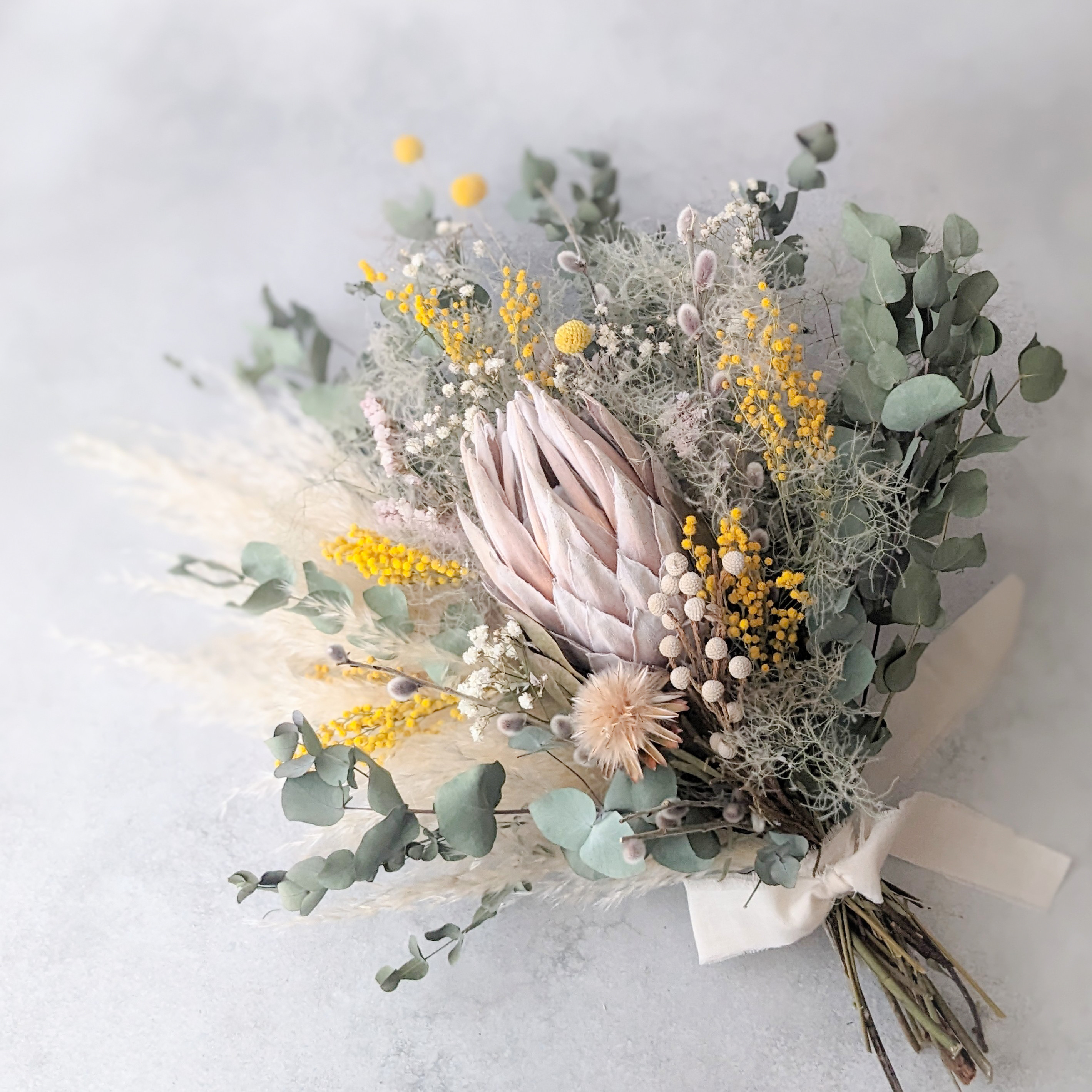 春を告げるミモザとキングプロテアのスワッグブーケ