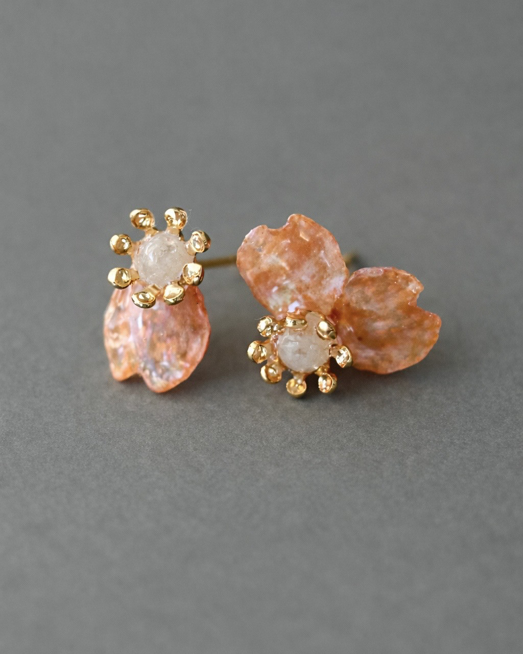 【桜のピアス／イヤリング】波間柏の花びら × 天然石ミックスベリル｜3月誕生石・アシンメトリー・春のセレモニー