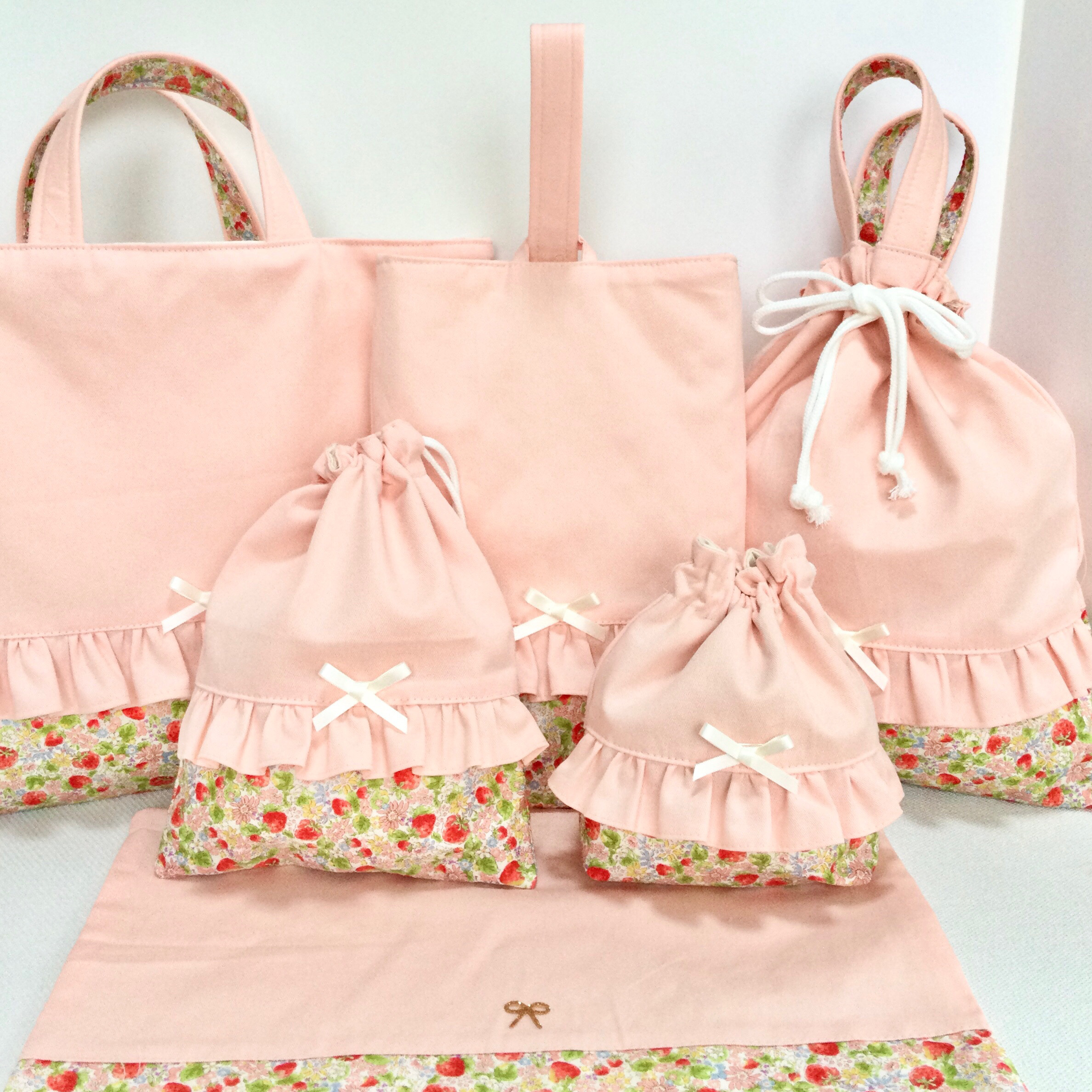 淡い　サーモンピンク　6点セット レッスンバッグ　お着替え袋　入園　入学セット　小花　花柄　いちご　リボン
