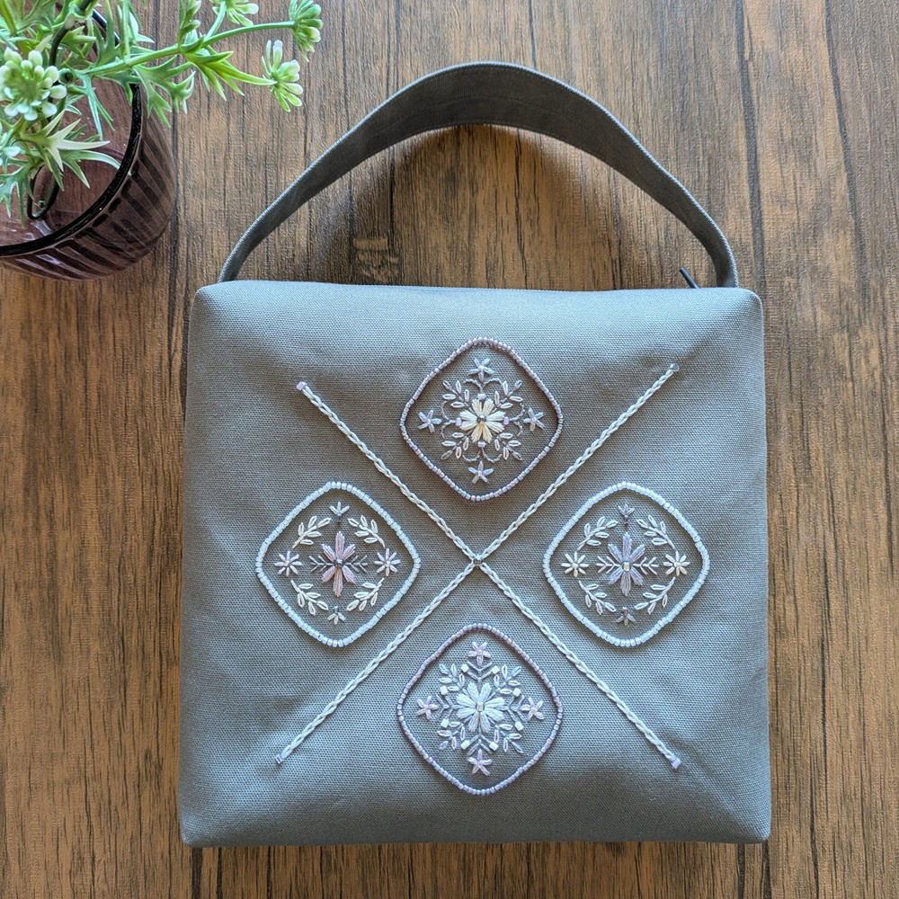 刺繡のスクエアポーチ　ひし形4つ　(H2602)