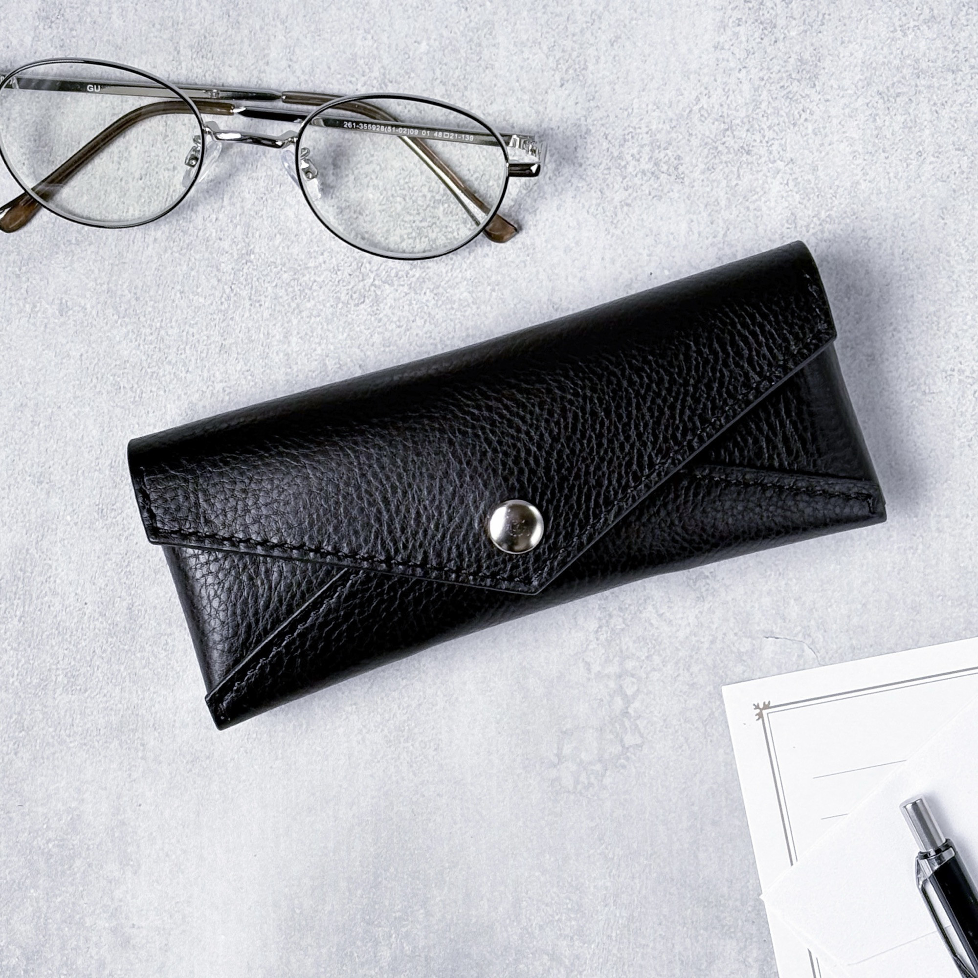 封筒のような本革メガネケース　シンプルでかっこいいブラックのイタリアンレザー　大人女性に　送料無料