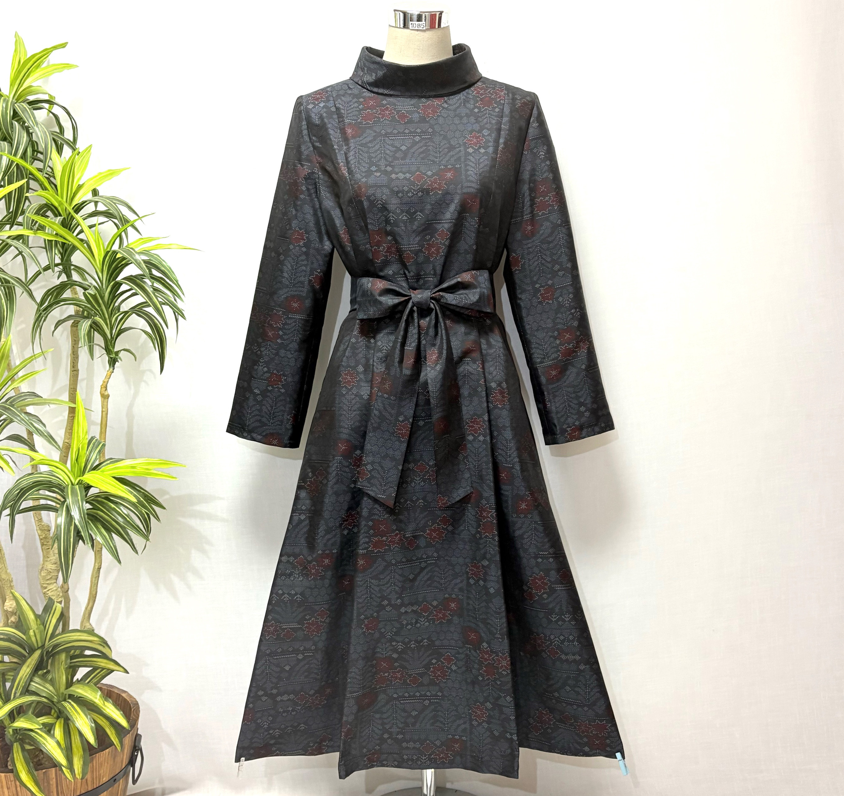 着物リメイク　大島紬花柄ロングワンピース　Aライン 細見せ　体型カバー　プリンセスライン　大人かわいい　ゆったり　シルク