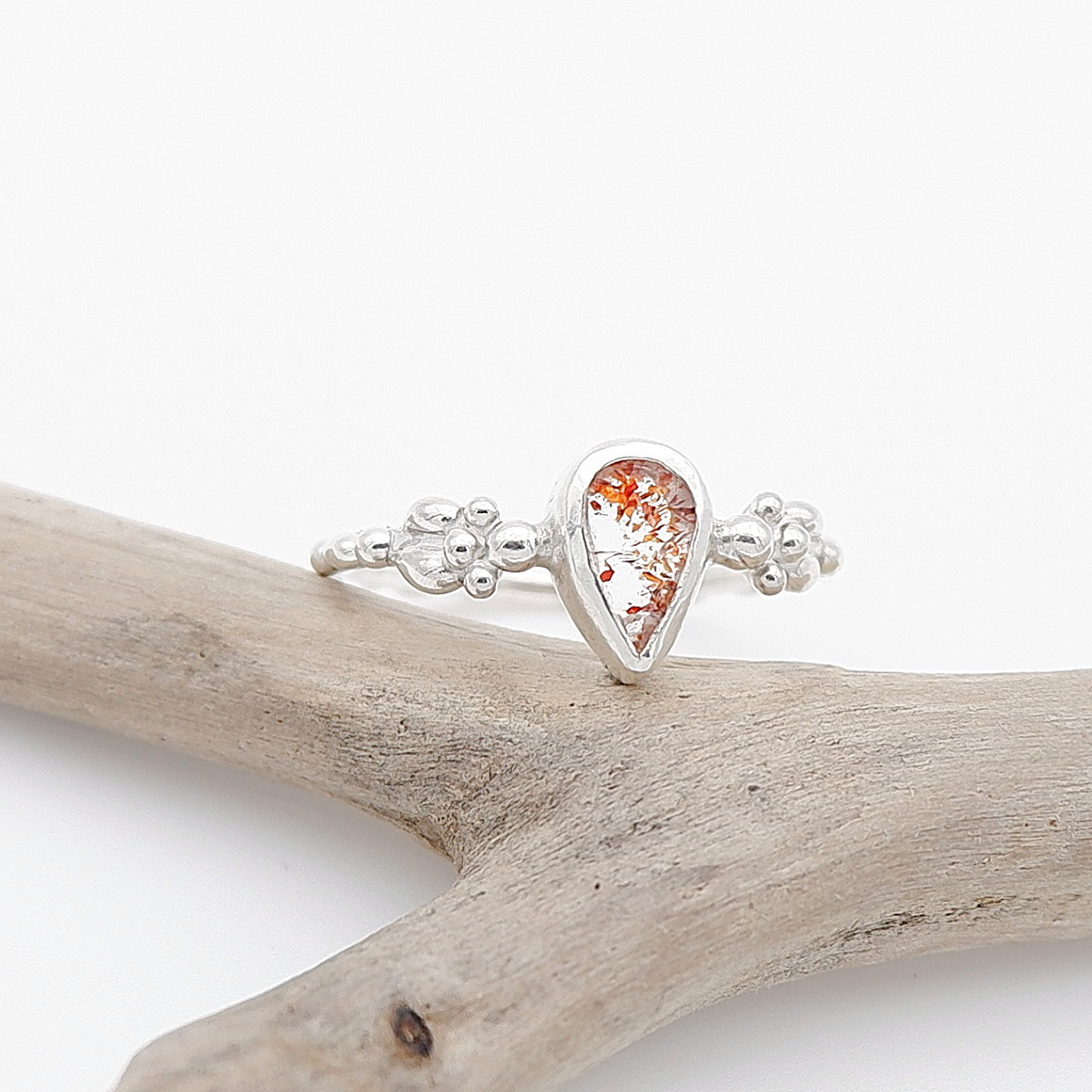 インクルージョンクォーツの粒飾りリング　約10号　～魅力的な鉱物の世界～　天然石リング　指輪　一点物