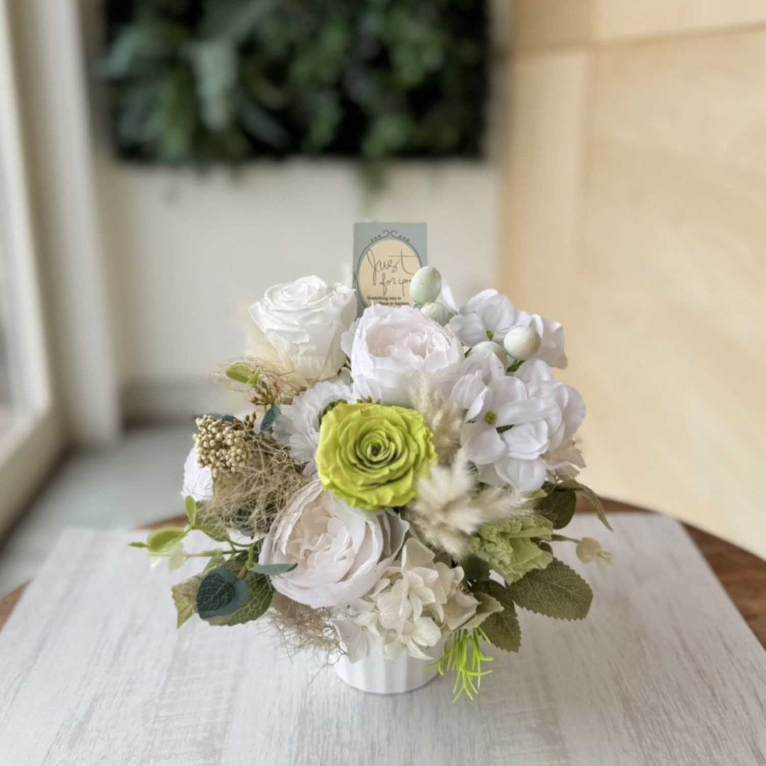 枯れない花で伝える想い｜プリザーブドフラワー｜No.28｜凛とした白の彩り