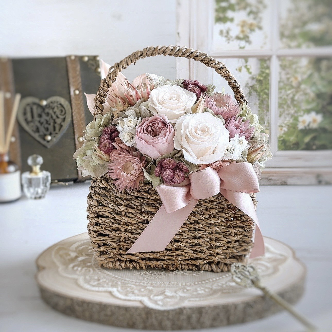 Blanc Tendre（ブラン・タンドル） ― ホワイトシャンパンローズとくすみピンクのニュアンスバスケット ―プリザ