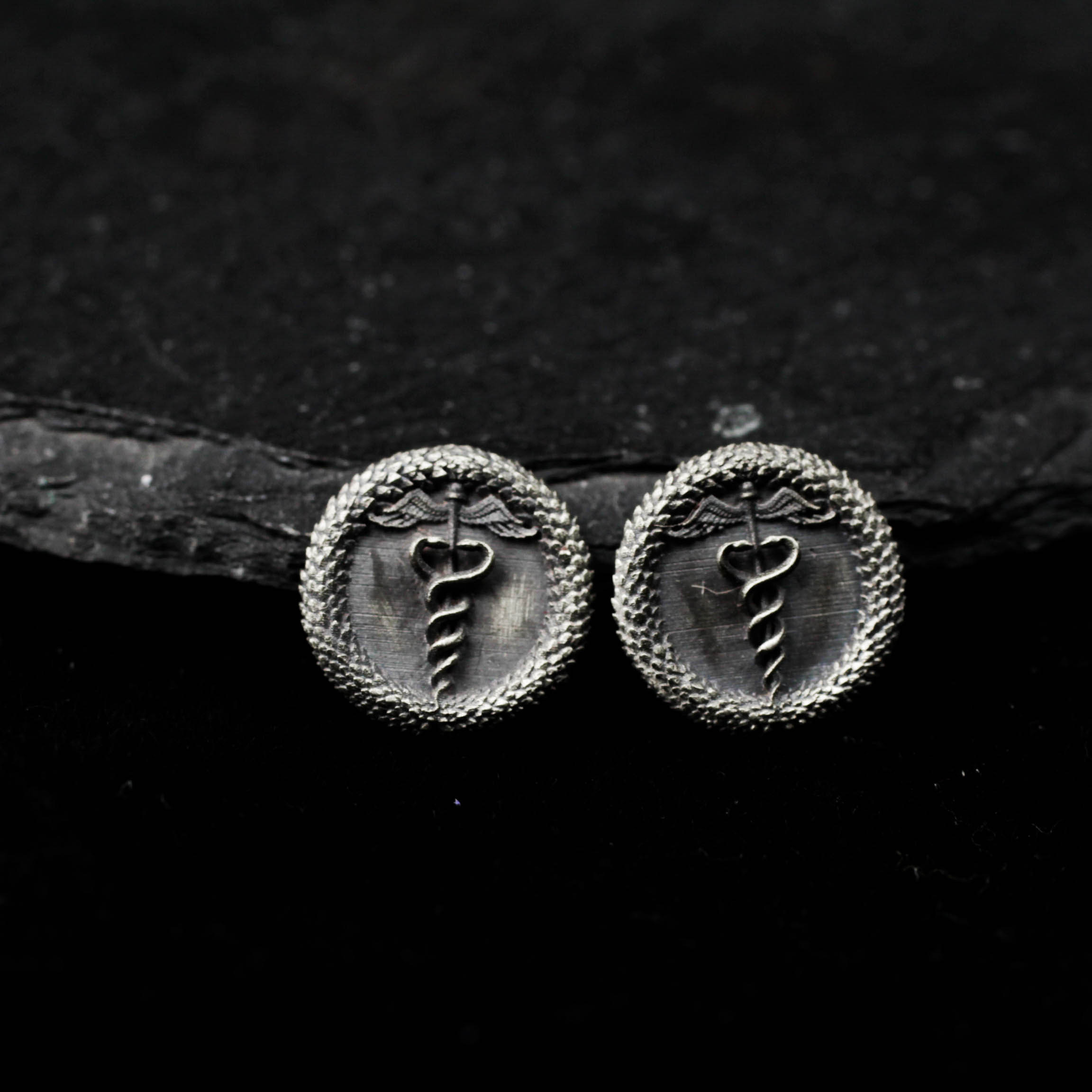 蛇の杖のイヤリング - 925シルバー製ハンドメイドゴシックヒーリングシンボルスタッド（男女兼用）