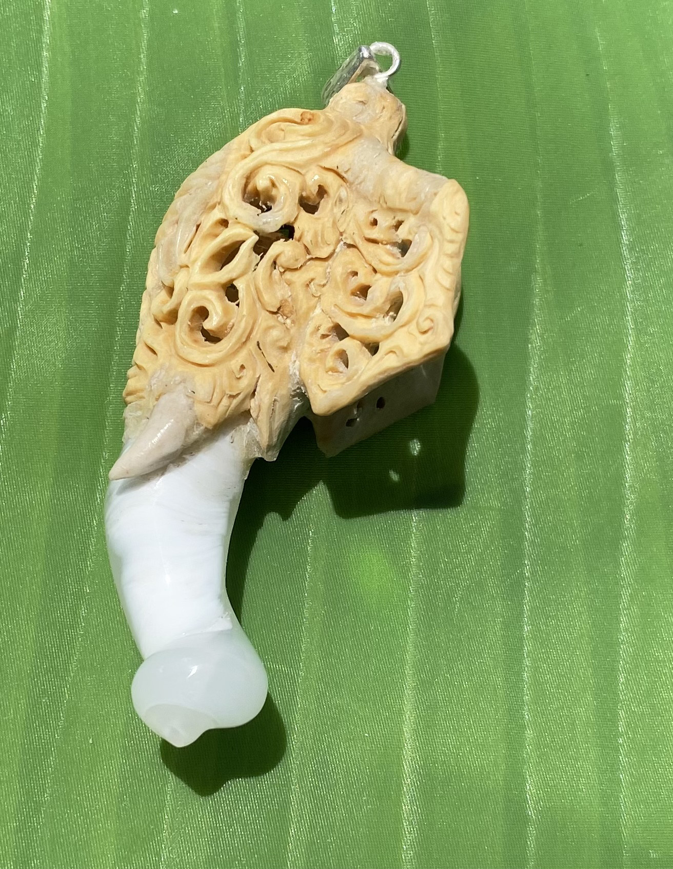 【ホワイトウリ】ガジャ（象）の横顔★ケオンペンダント（２６ーA） 10,608円