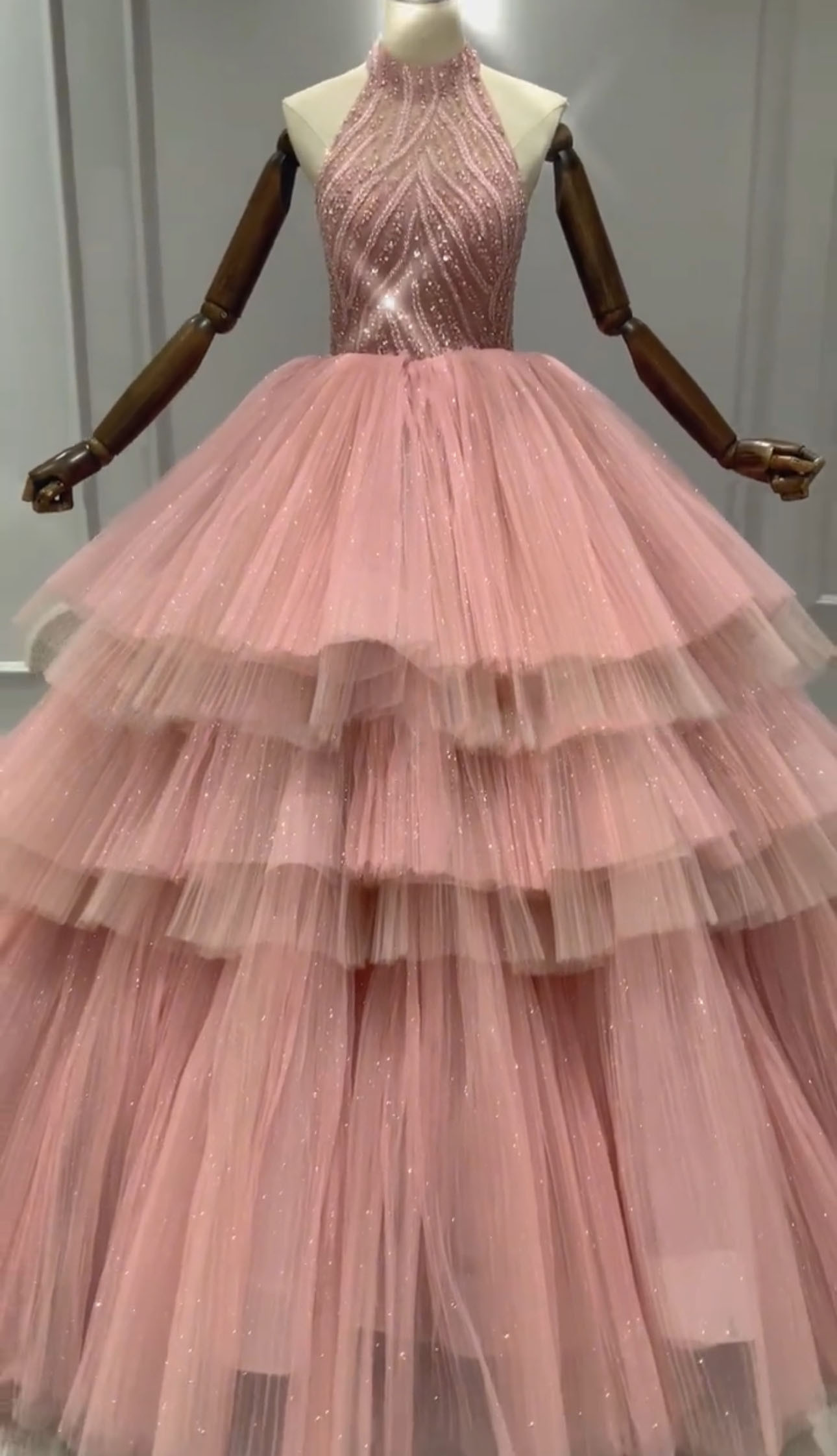 激売れ人気商品　ピンクソフィア　ホルターネック　ストーン付き　多層チュール　ギャザースカート　フレアスカート前撮り二次会