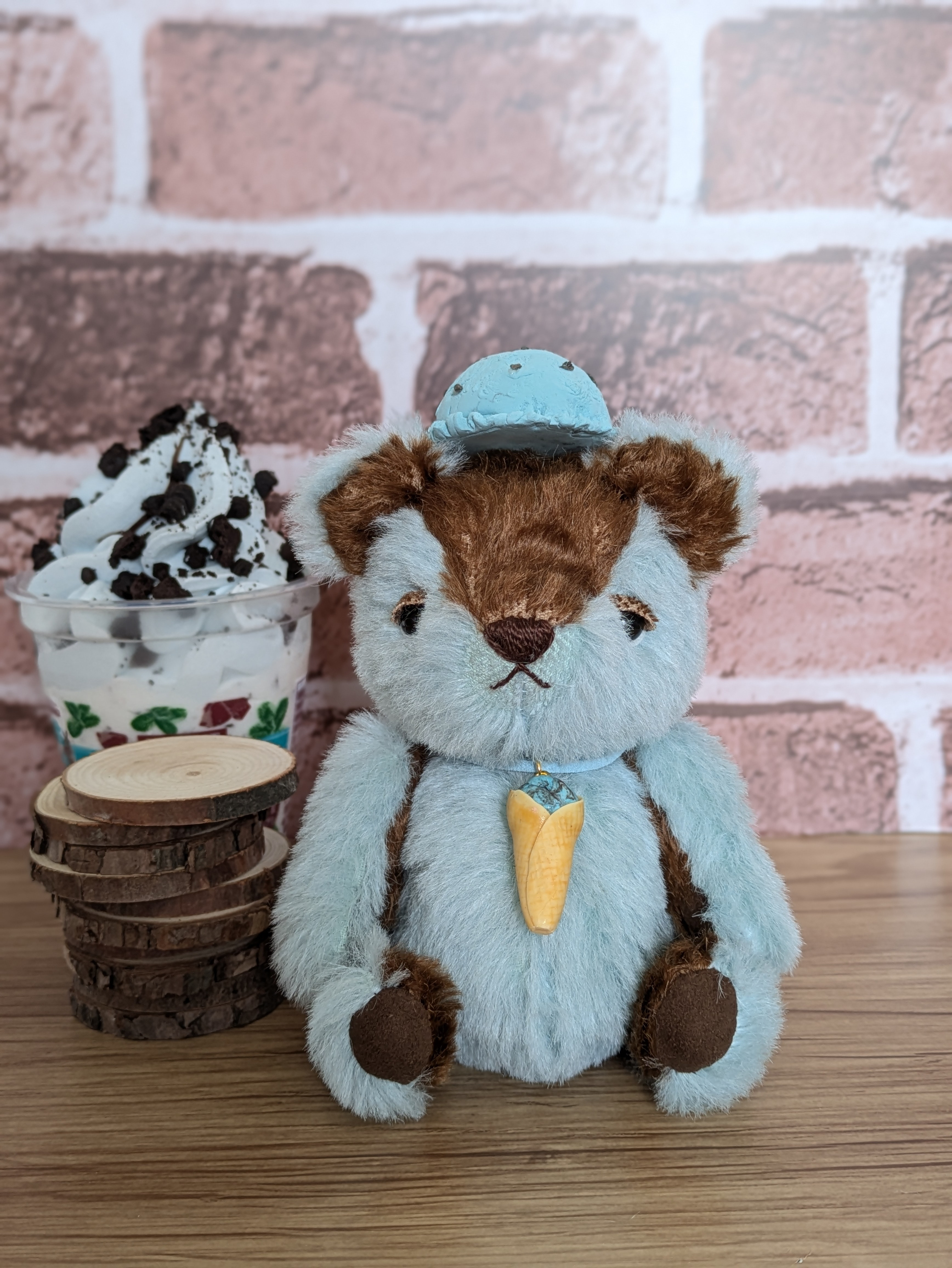 チョコミントカラーのテディベア｜ドイツ製モヘア＆アルパカ｜ミニチュアアイスペンダント付き　座高約12cm