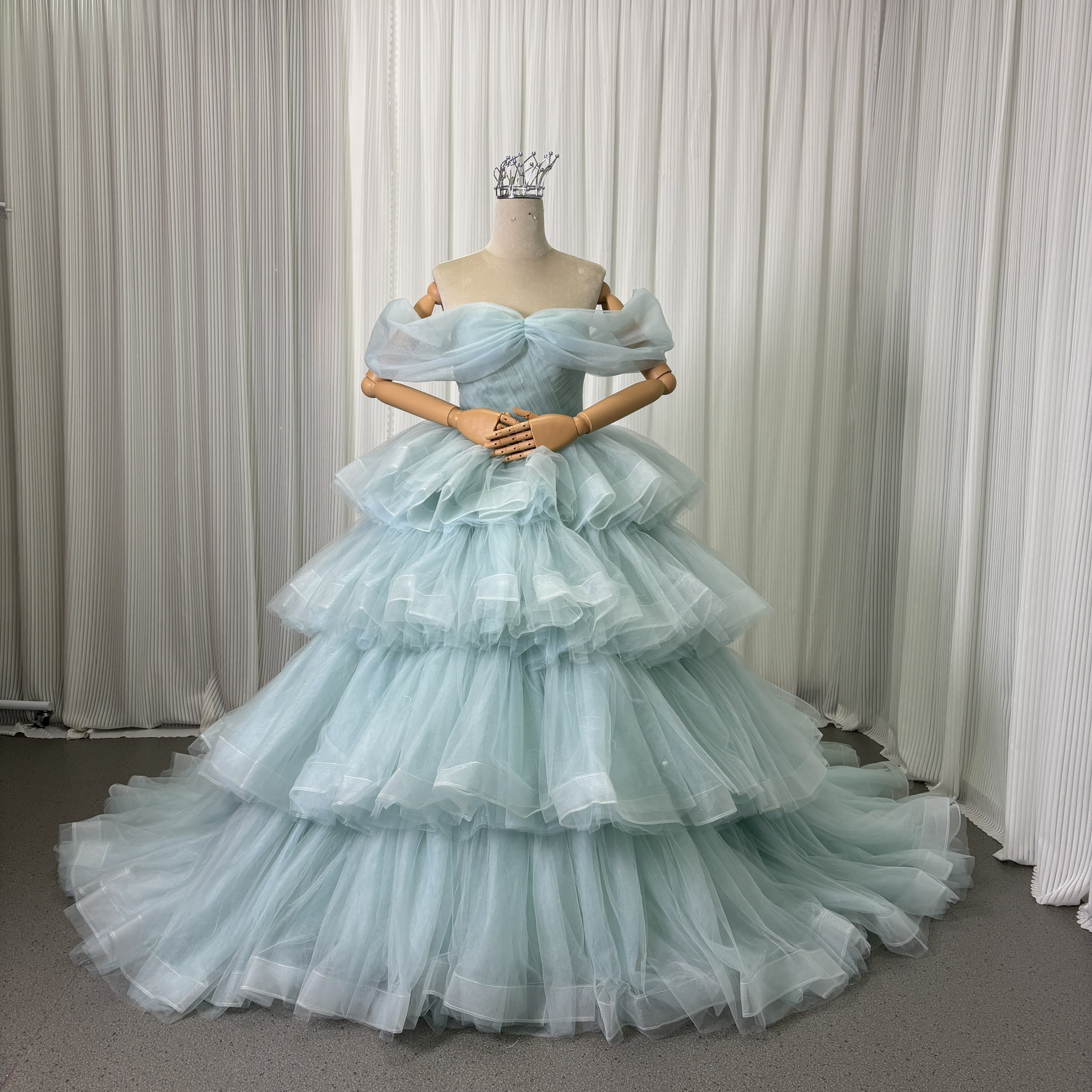 送料無料！カラードレス オフショルダー ラッフルフリル ティアードのドレス 爽やかで優しいブルー ブライダル 花嫁
