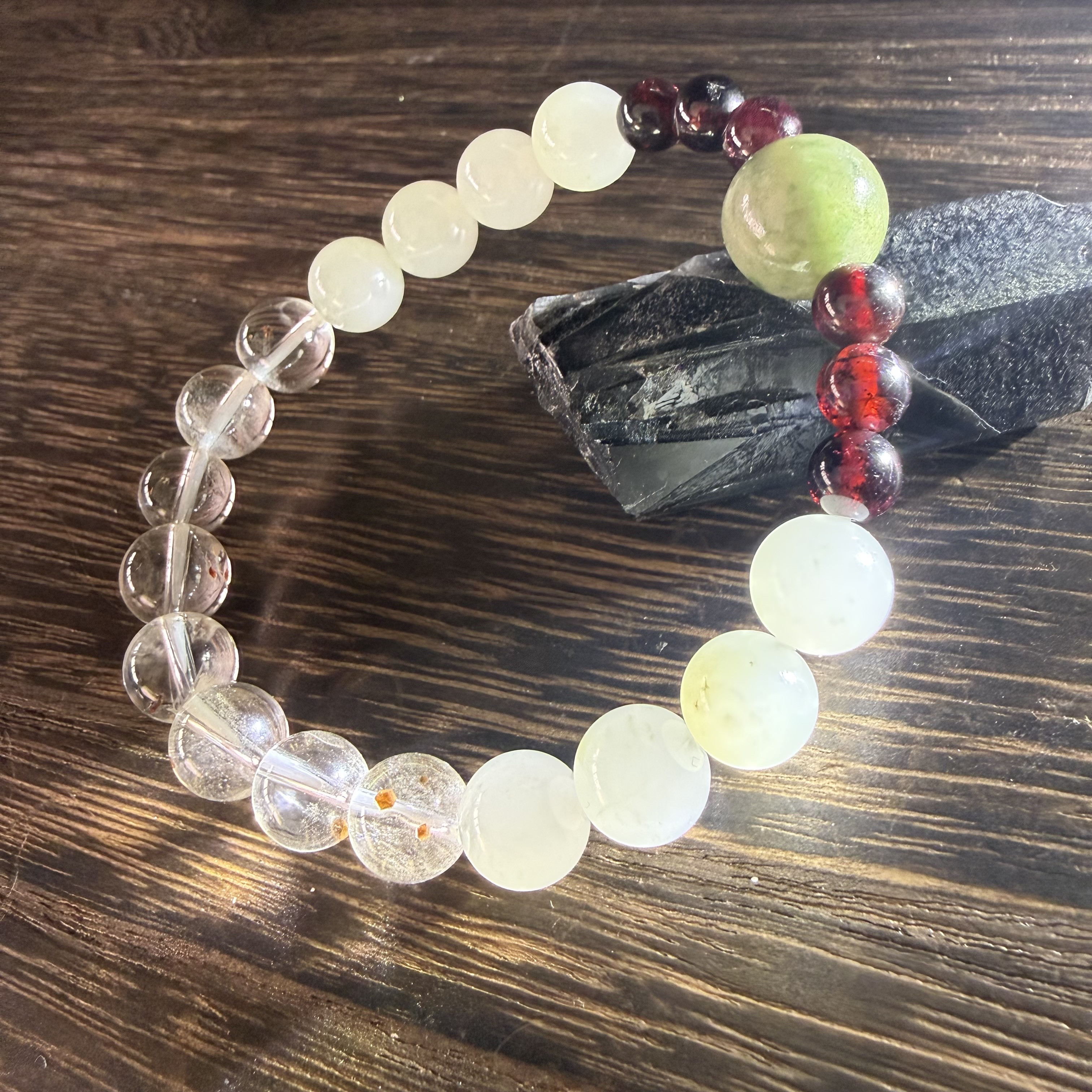 《燃ゆる意志 ― 実りへと導くガーネットの結晶》希少石・珍品　ホワイトガーネット