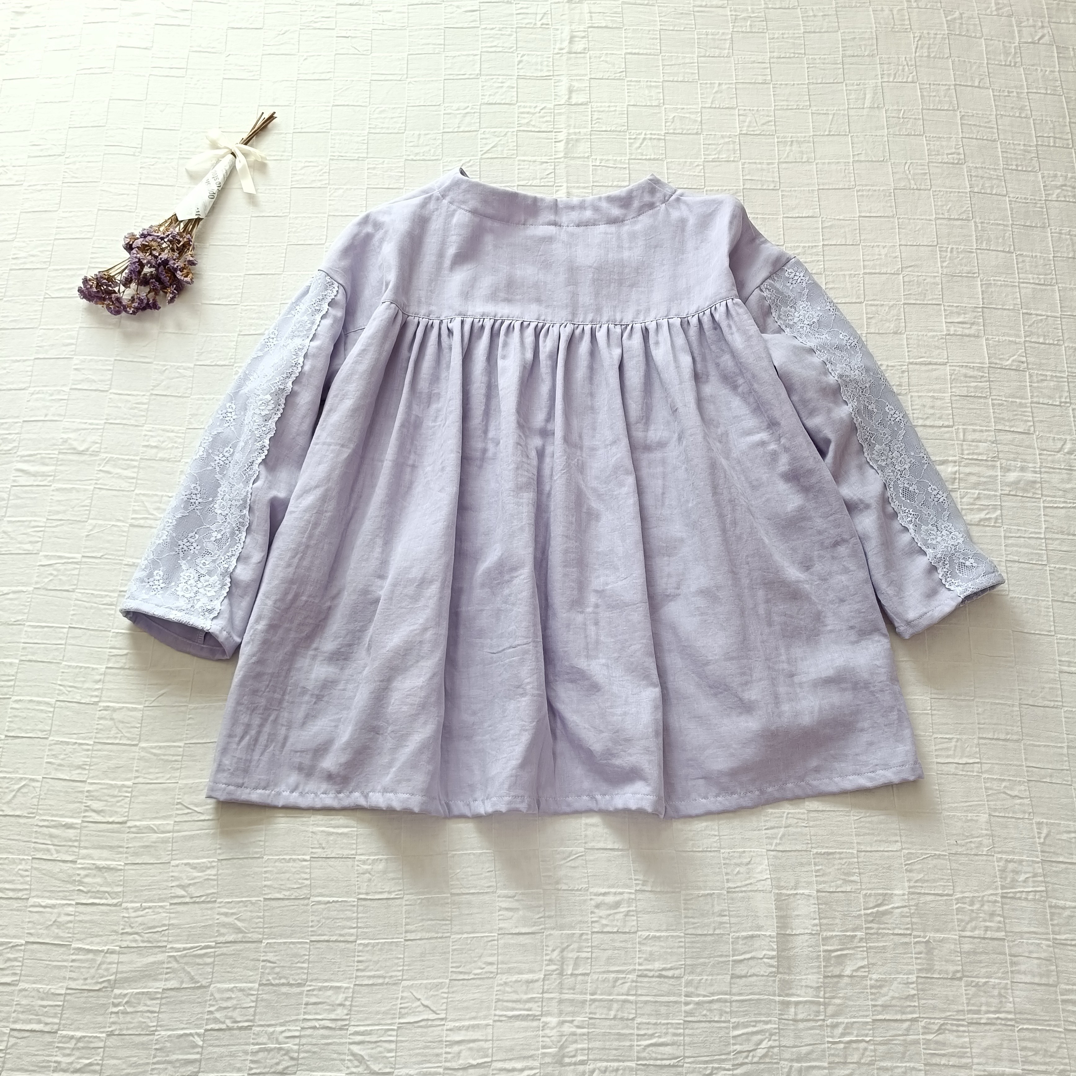 レース袖の春待ちプルオーバー❀　後ろギャザー　ゆるｖネック　ライラック　柔らかダブルガーゼ