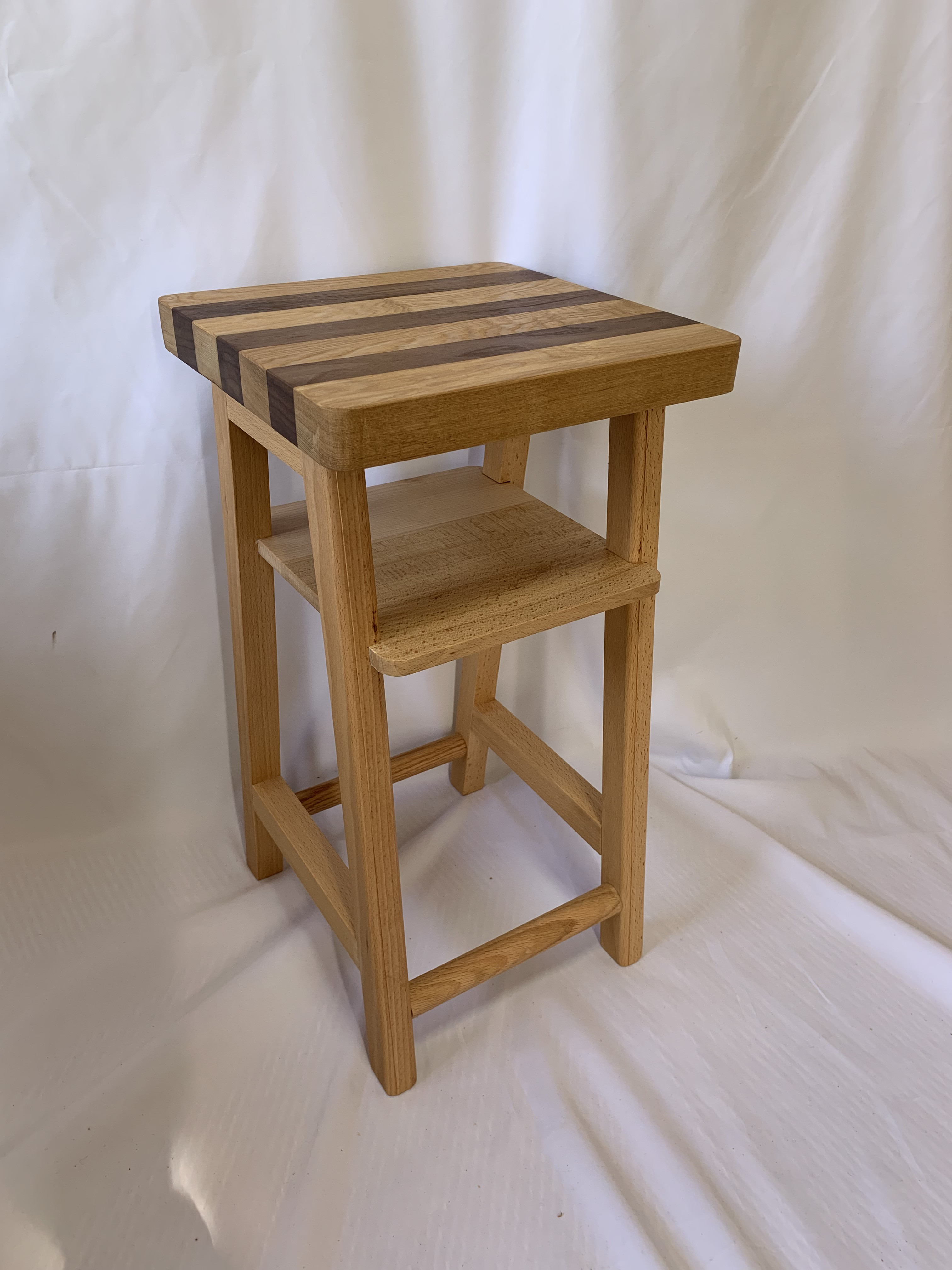 栗とウォールナットのストライプ柄が個性的なサイドテーブル、ナイトテーブル、ハイスツール