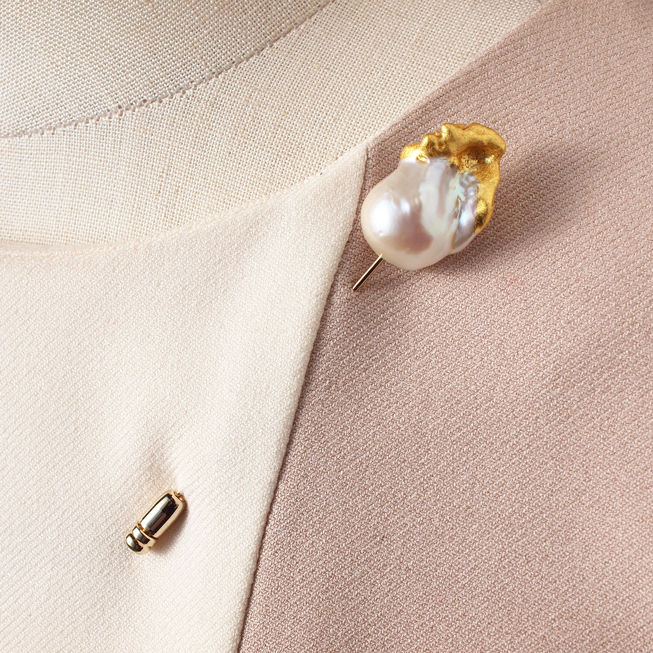 《1点物》華やか大粒パール[01]金箔とオイスターパールのピンブローチ　私らしいセレモニー・フォーマル　3日以内発送