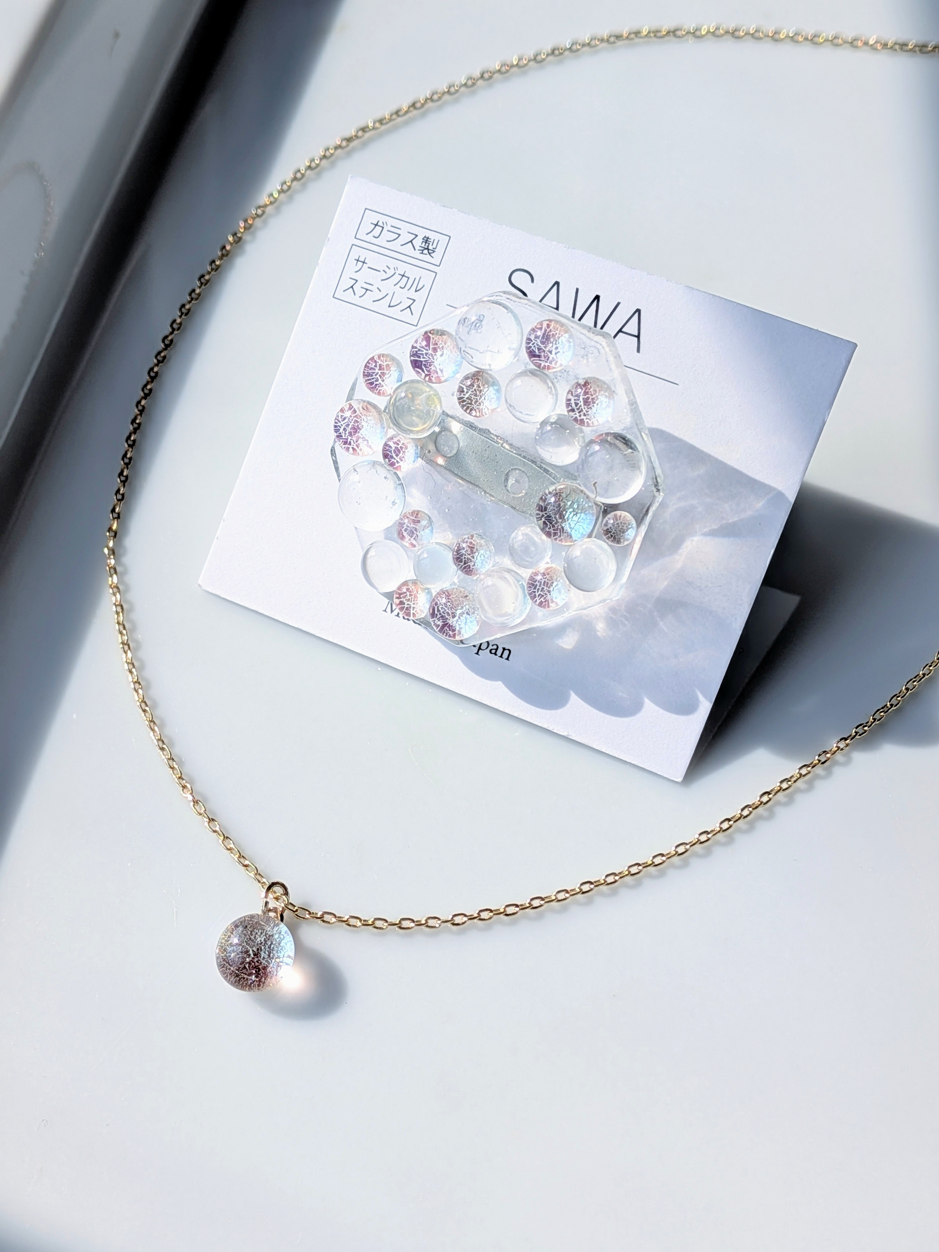 粒ガラス煌めくブローチ