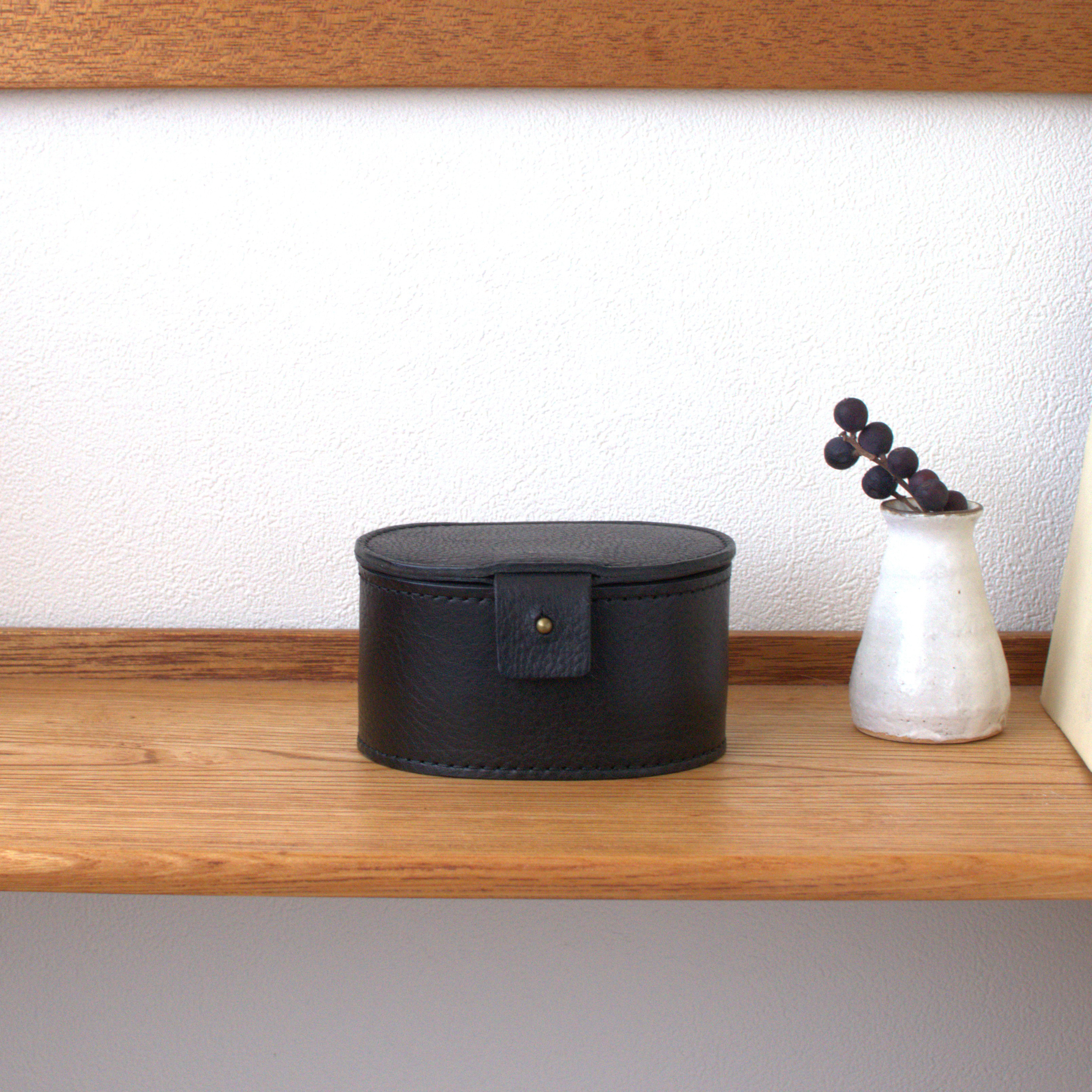 オーバル型 革の小物入れ（ブラック）| ギフトにも