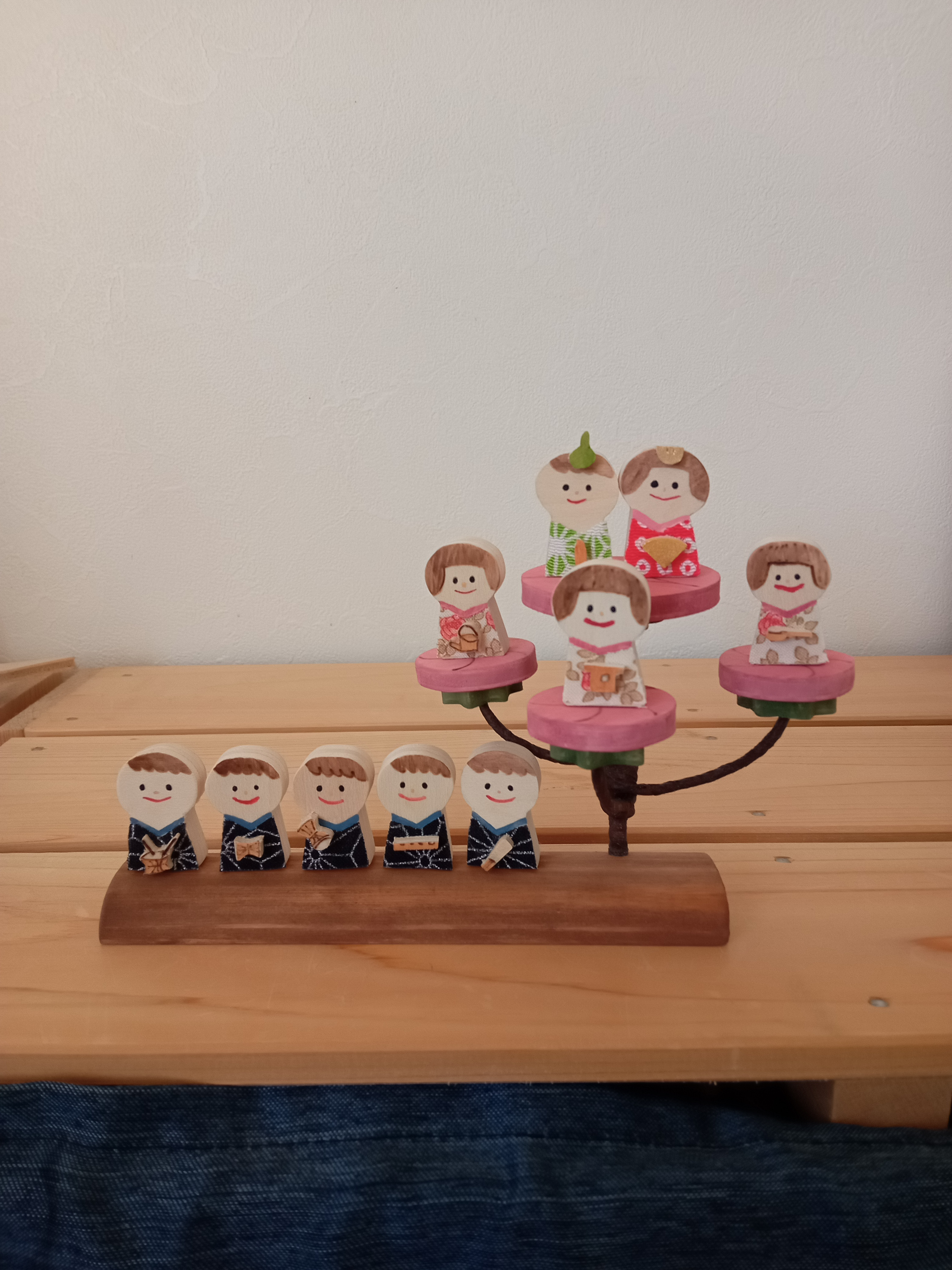 ひな祭り〜桃の木にて〜　3人官女　5人囃子　コンパクト　お雛様　三段　桃の節句　飾り　置物　ハンドメイド　雛人形　豆雛