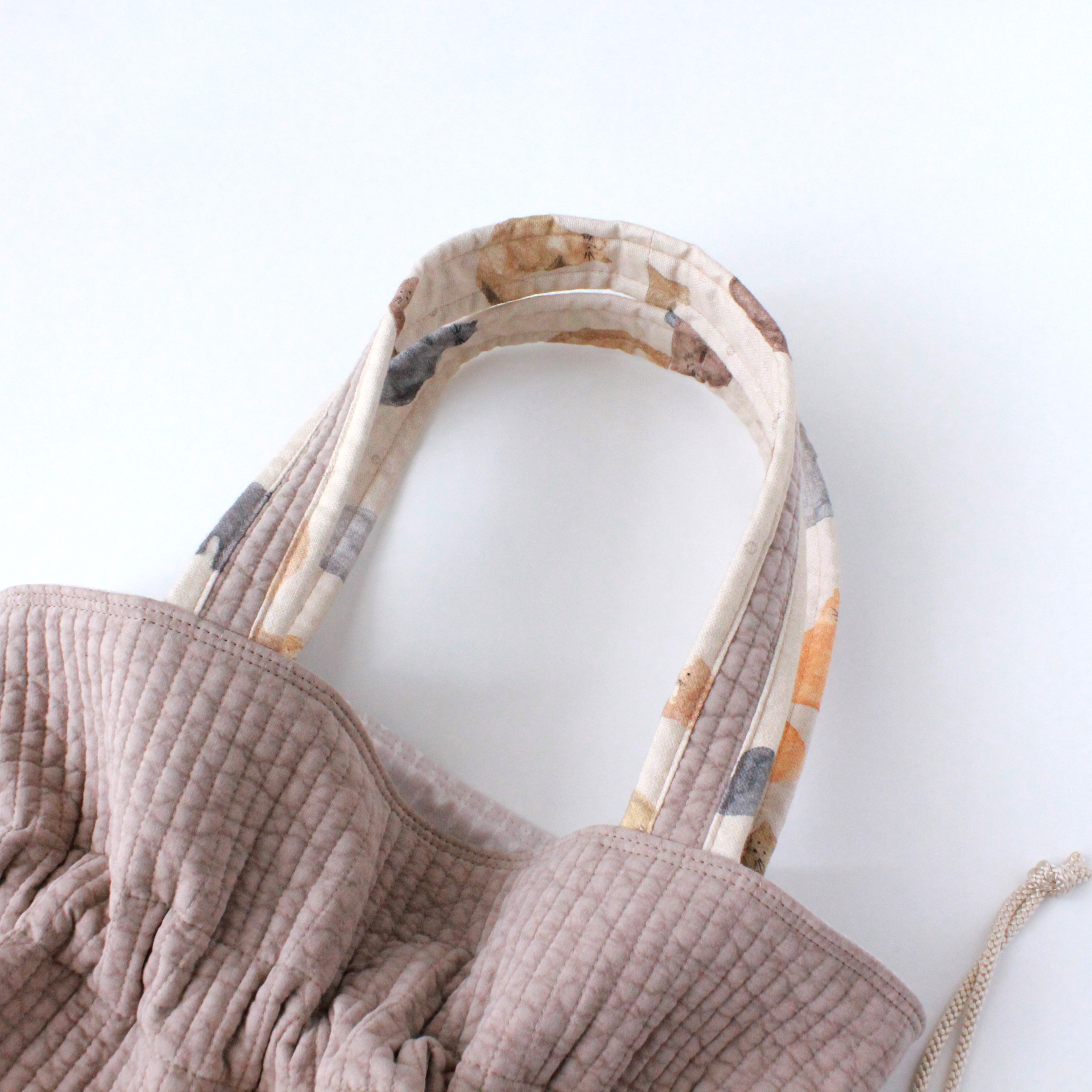 〈 猫ちゃんが可愛い 〉肩掛け巾着バッグ