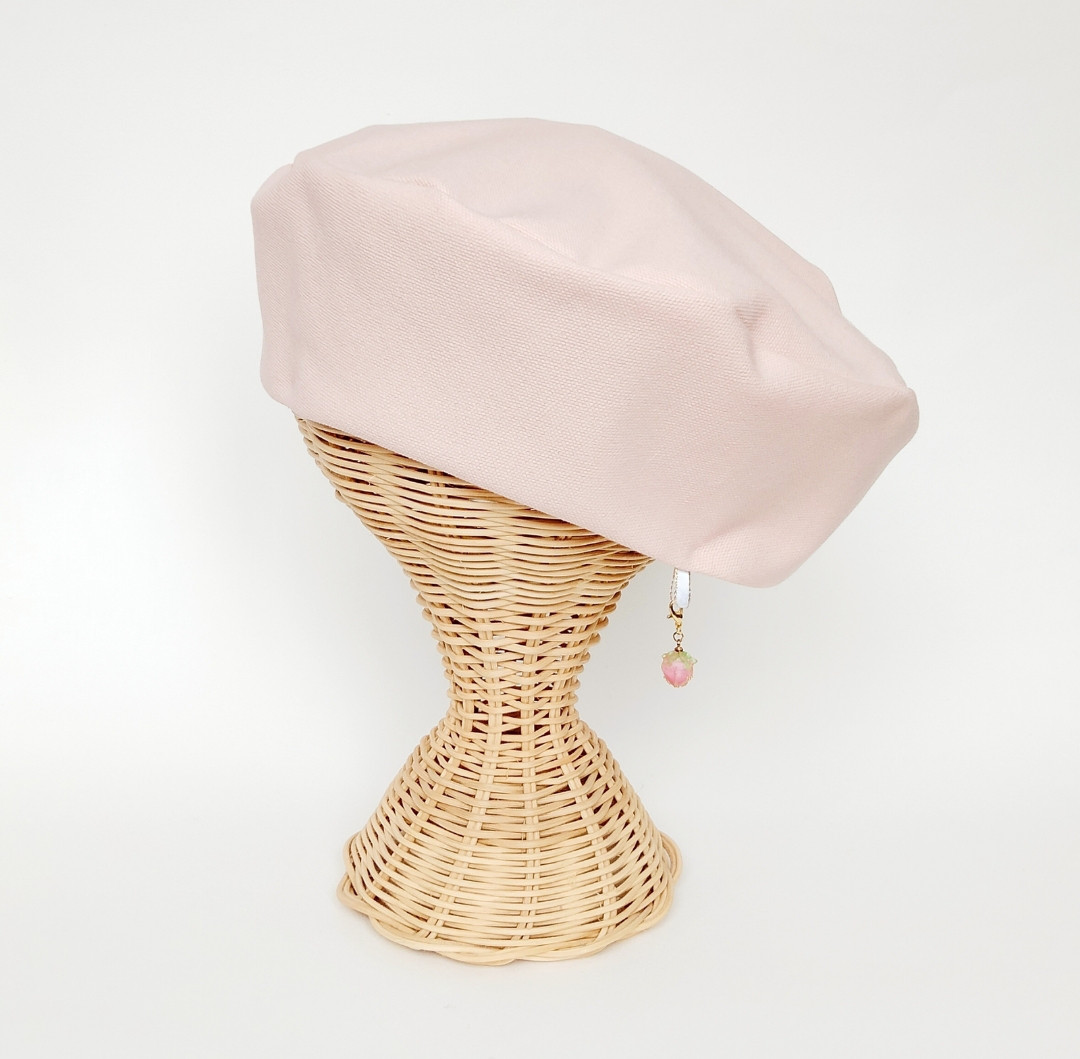 優しい春色　桜ピンクベレー帽　チャームが付けられる　帽子　差し色　ペールトーン　日差し　プレゼント　春夏