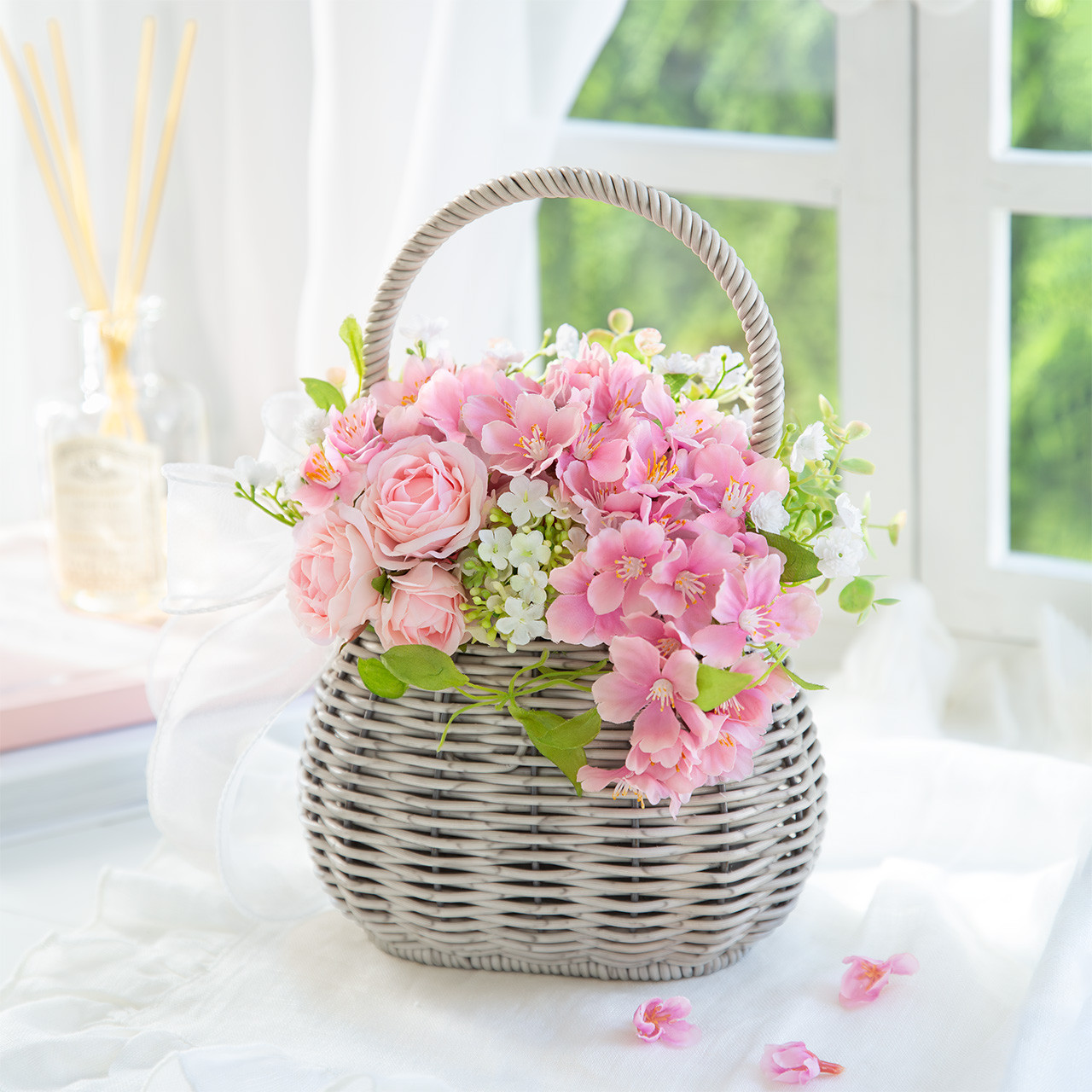 サクラとローズのバスケットアレンジ
