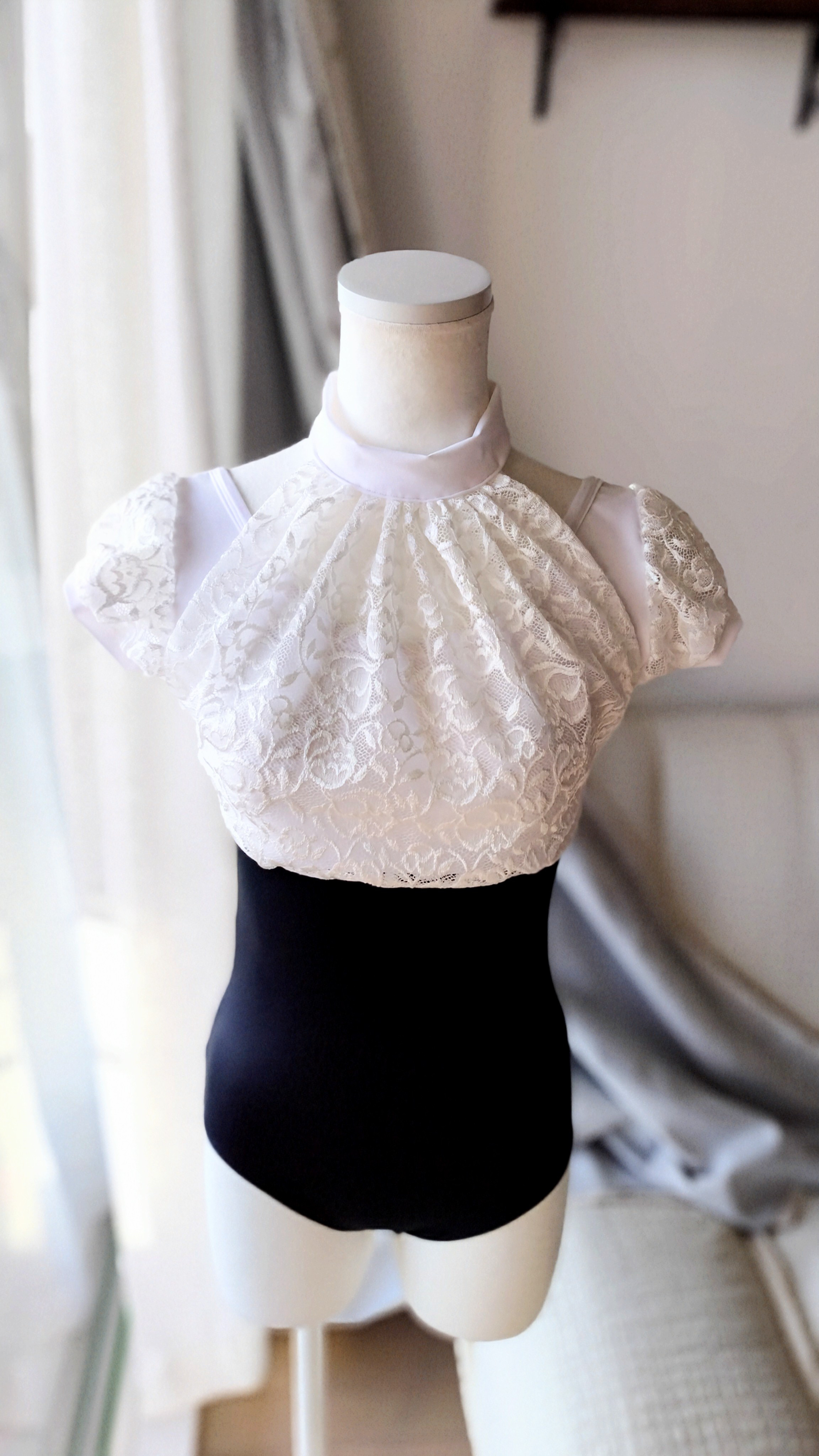 S～Mサイズ／チューリップ柄レースの胸元ギャザーが豪華な娘役レオタード白黒 6,460円