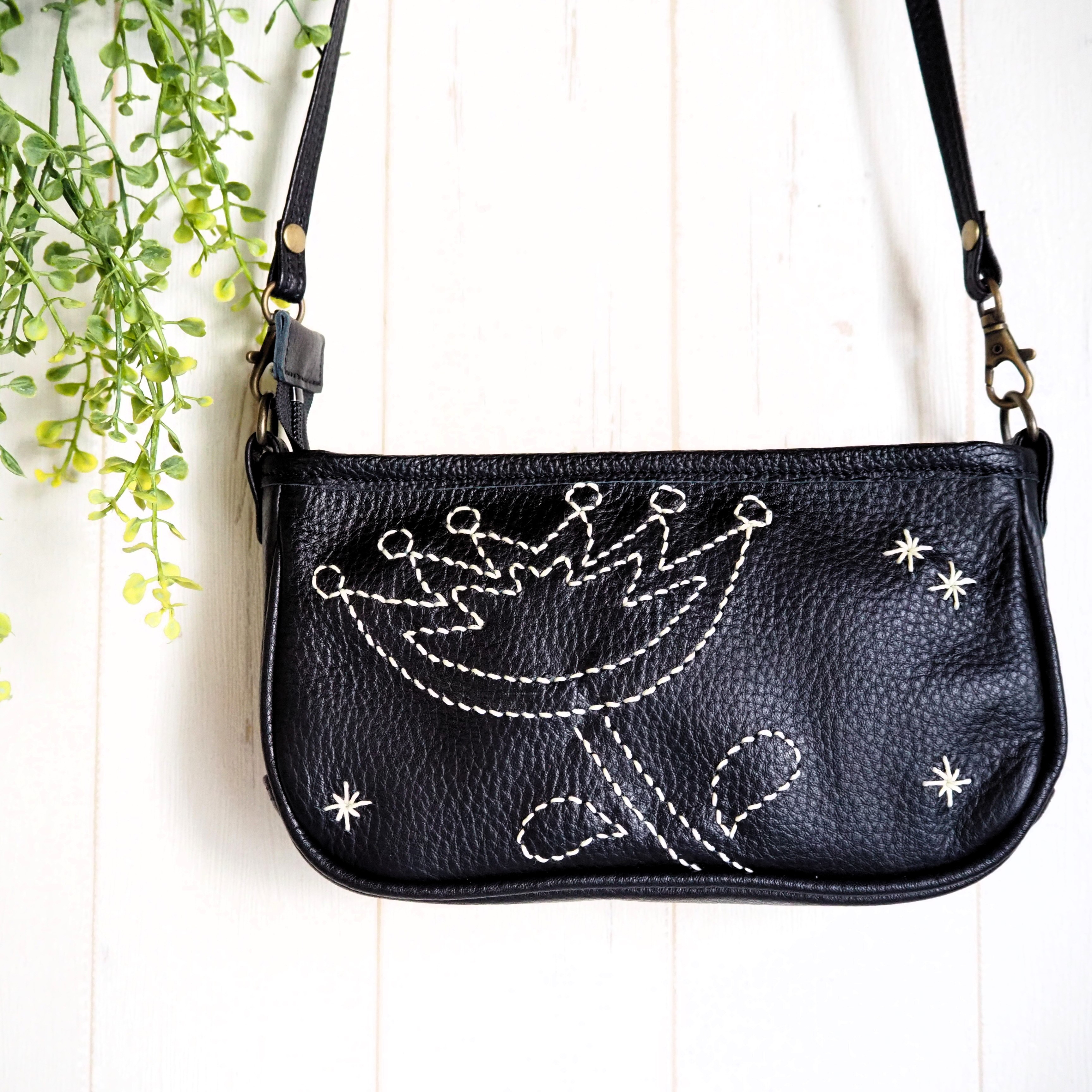 スマホショルダー　フラワーステッチ・ダリア　ブラック　本革　手縫い　即納