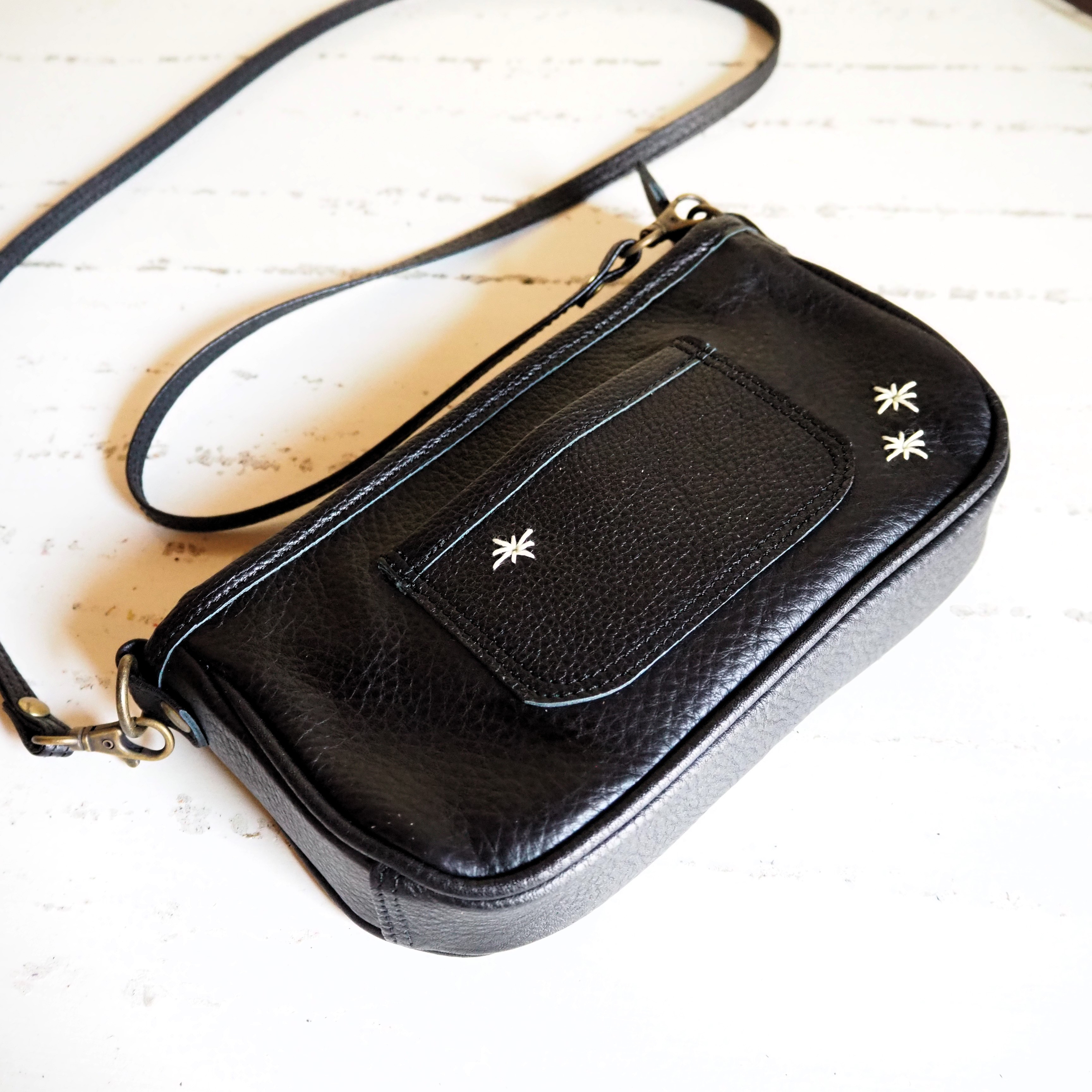 スマホショルダー　フラワーステッチ・ダリア　ブラック　本革　手縫い　即納