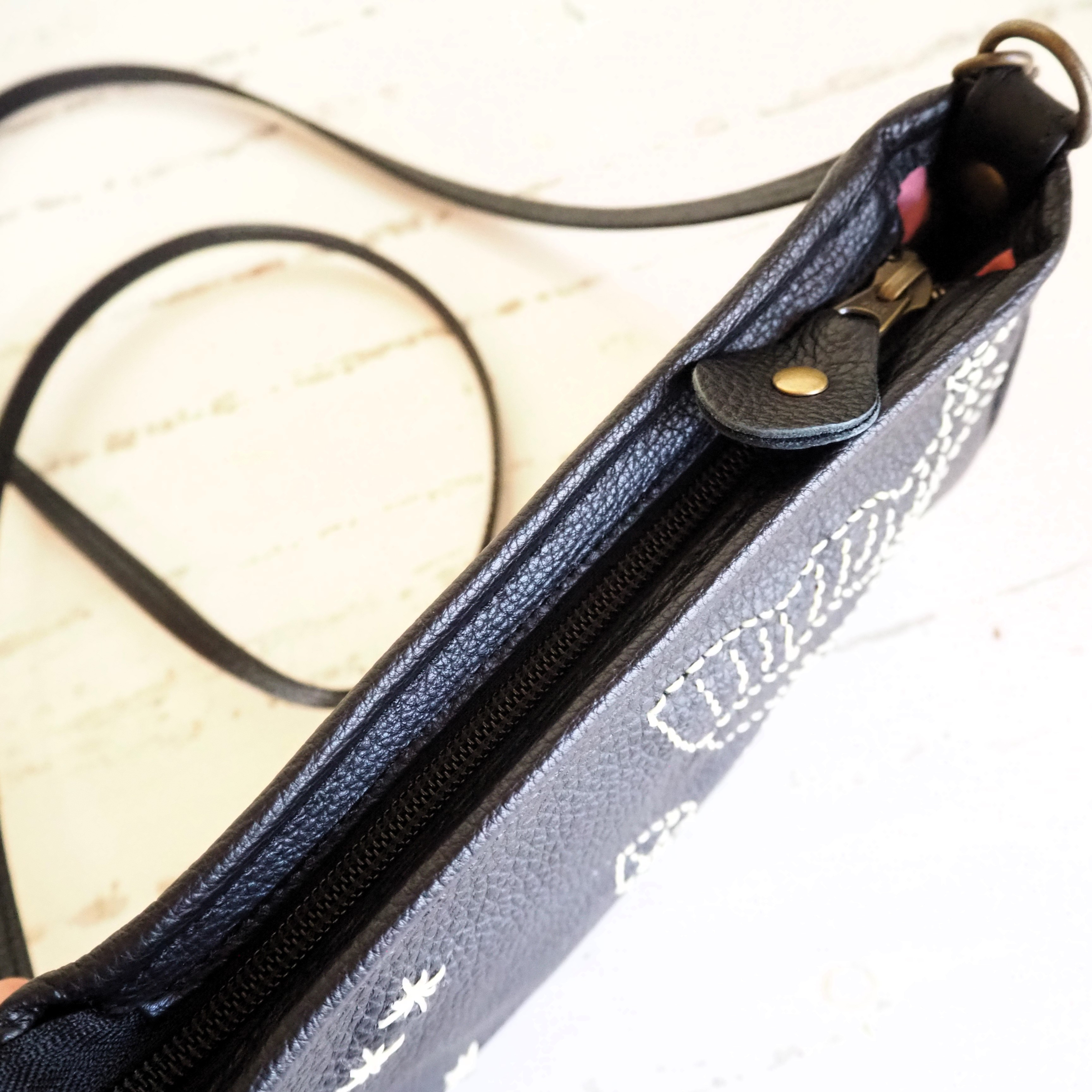 スマホショルダー　フラワーステッチ・ダリア　ブラック　本革　手縫い　即納