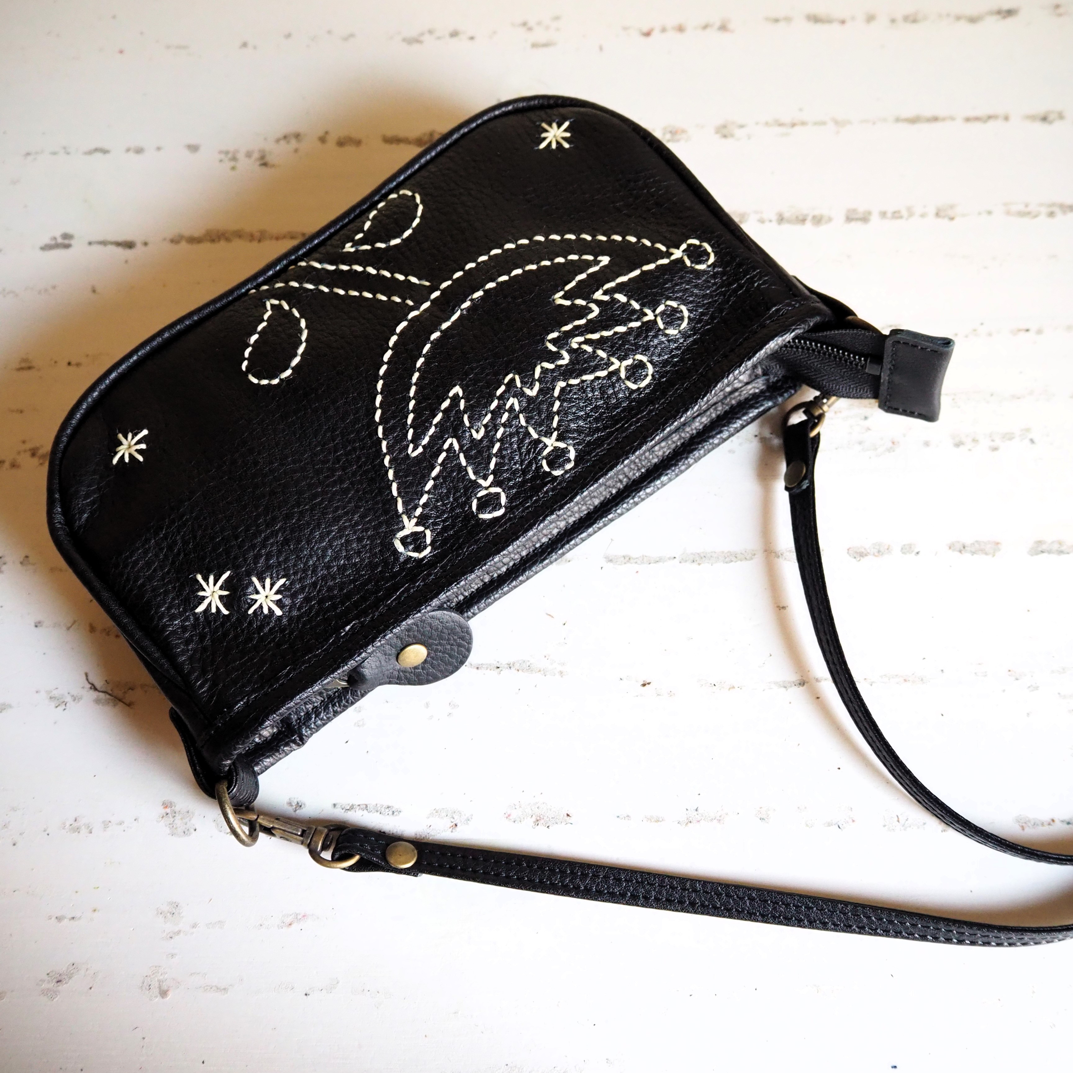 スマホショルダー　フラワーステッチ・ダリア　ブラック　本革　手縫い　即納