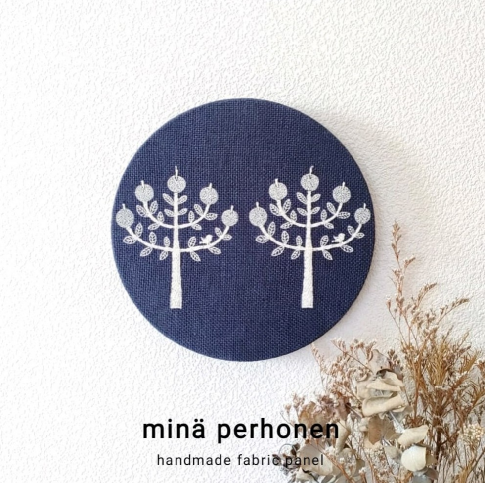 丸型　ファブリックパネル　ミナペルホネン　リンゴ　林檎　ネイビー　紺　鳥　プレゼント　結婚祝い 誕生日プレゼント　新築祝