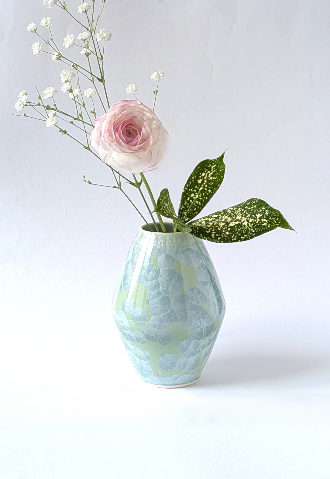 結晶が美しい花生　　花結晶（緑）菱形花生（小）　　磁器