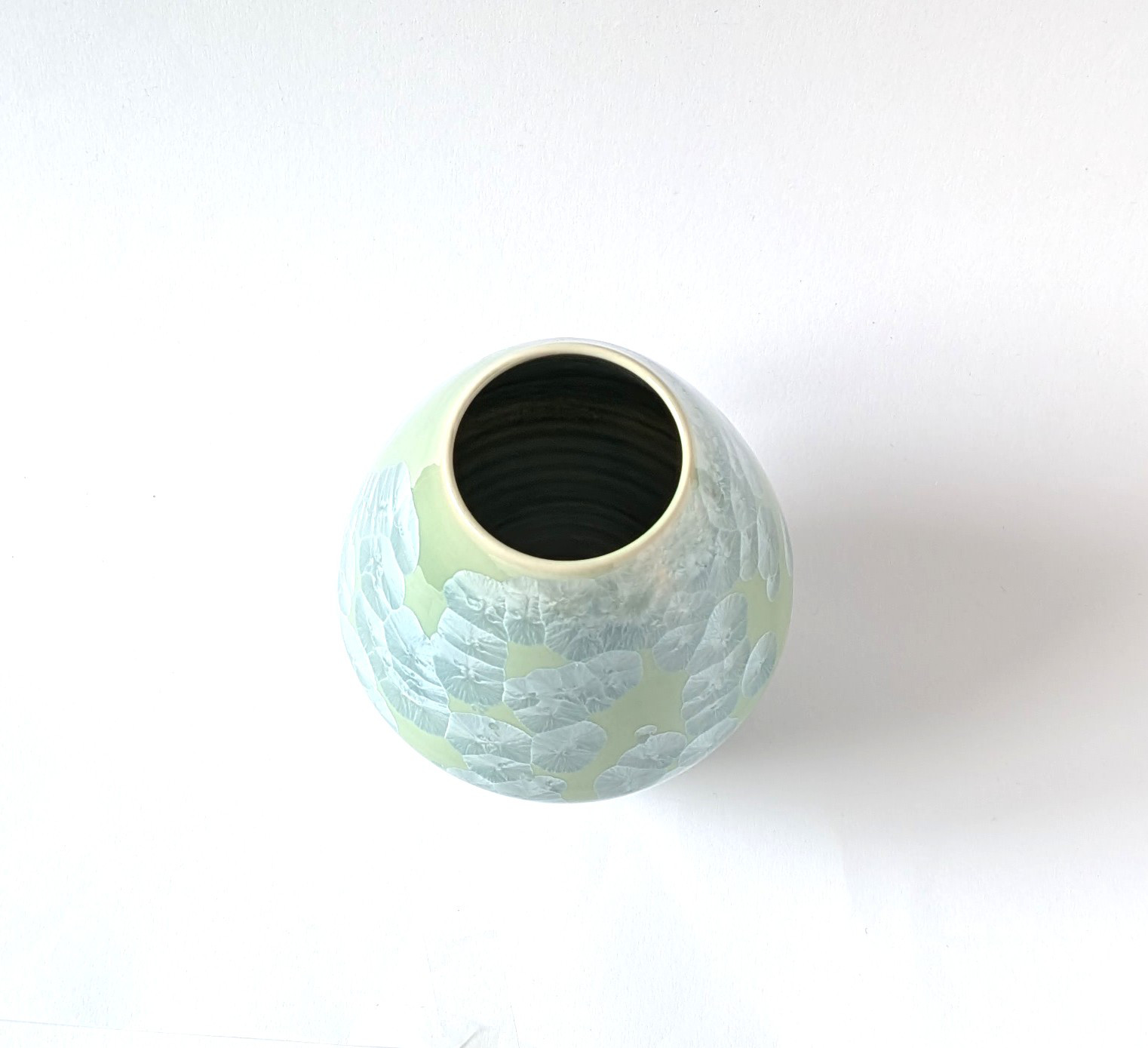 結晶が美しい花生　　花結晶（緑）菱形花生（小）　　磁器