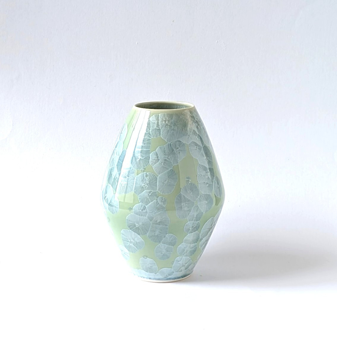 結晶が美しい花生　　花結晶（緑）菱形花生（小）　　磁器