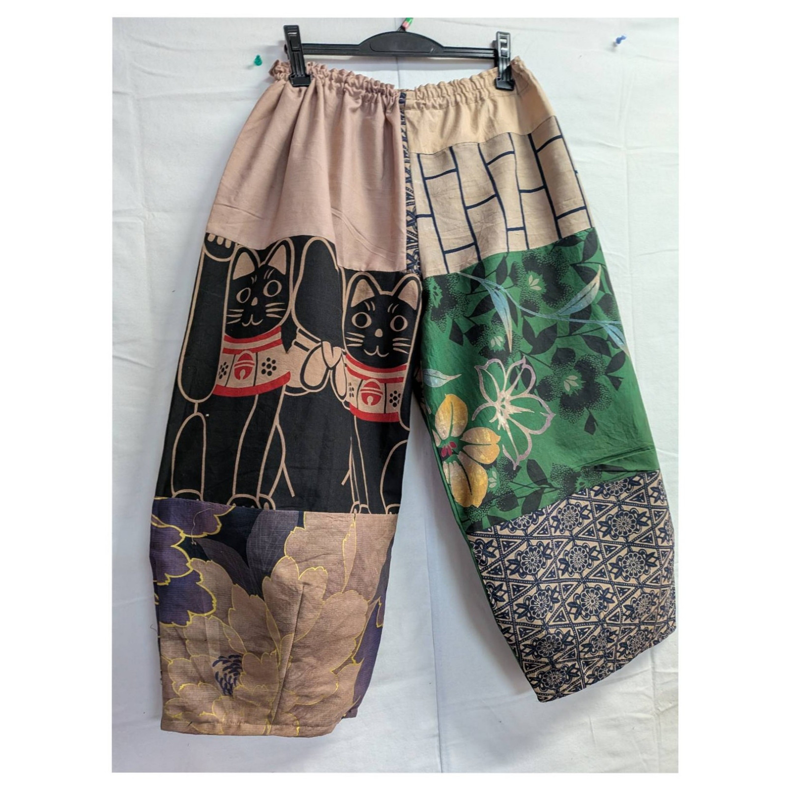 猫柄の手ぬぐいと浴衣の柿渋染めゆったりパンツ　　手ぬぐいリメイク