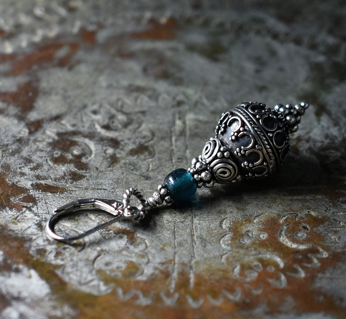 繊細細工バリシルバーとブルーグリーンビーズ、ハンドメイドシルバーの片耳ピアス