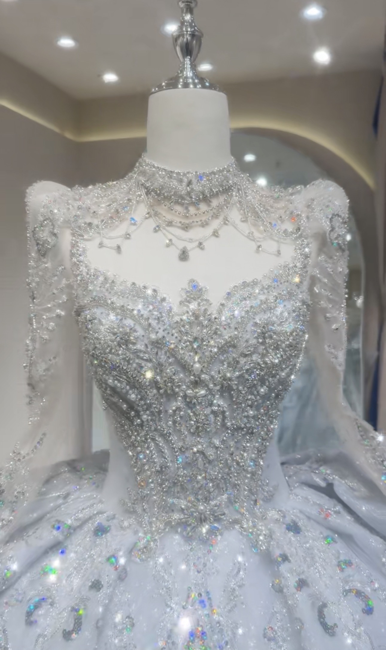 華やかなトレーン　ブルーグレー　キラキラスカート　Princess ラッフルスカート　長袖　イリュージョン　目立つ結婚式