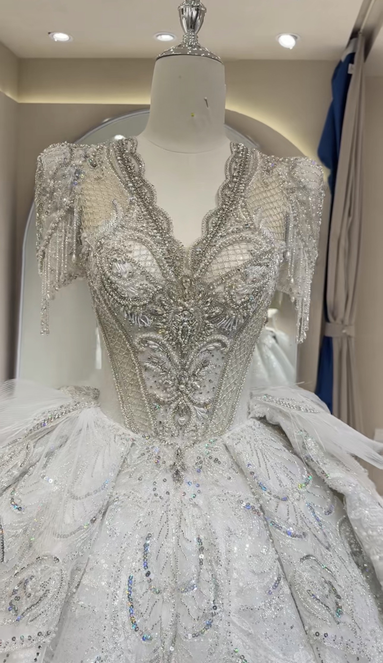 vネック　半袖可能　背中空き　ロングトレーン　編み込みサイズオーダー可能　クラシカルなウェディングドレス　フランス風花嫁